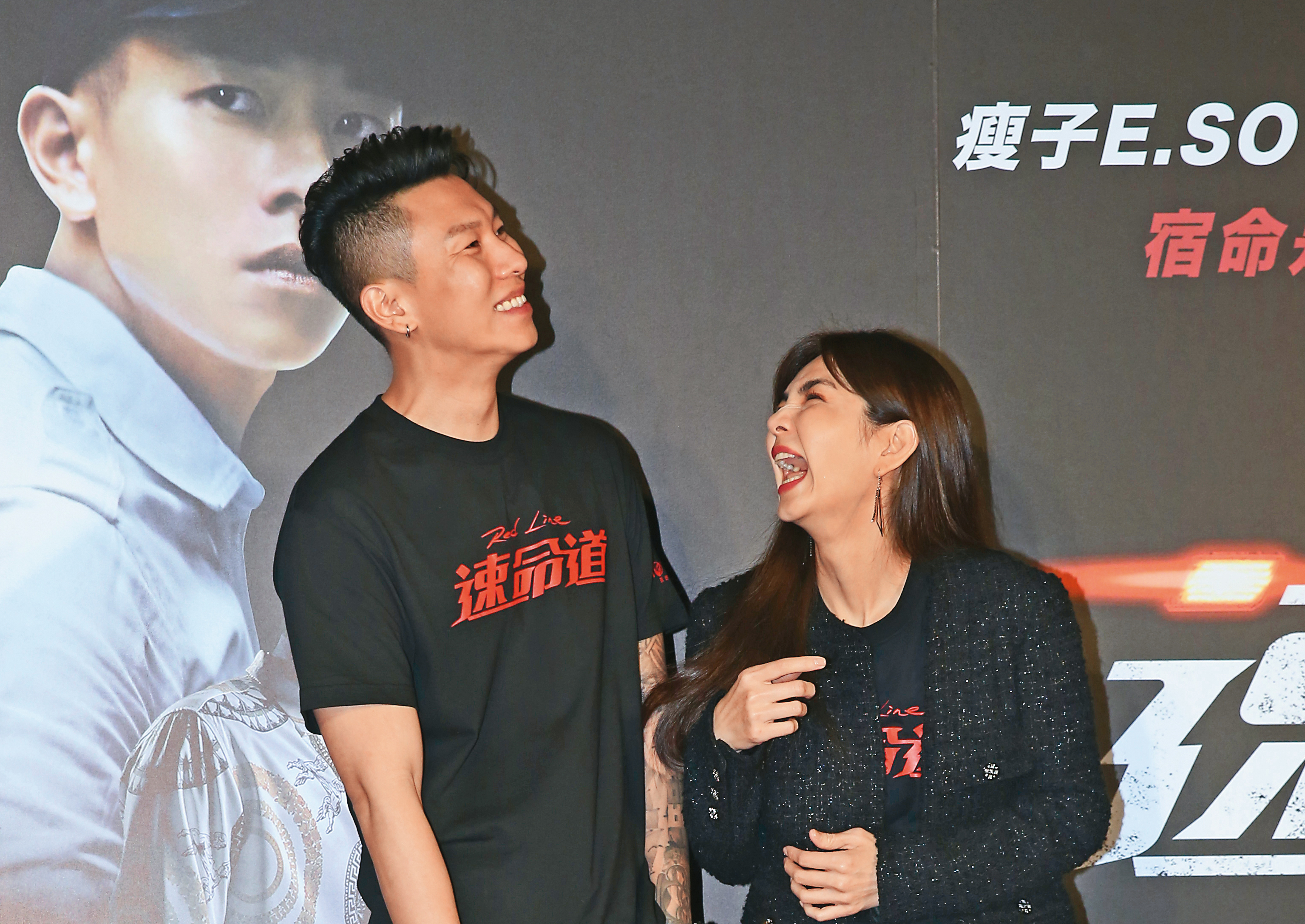 Ella（右）大笑虧瘦子（左）在戲中開車很快，其他部分應該沒有很快吧？（斜眼瞪）