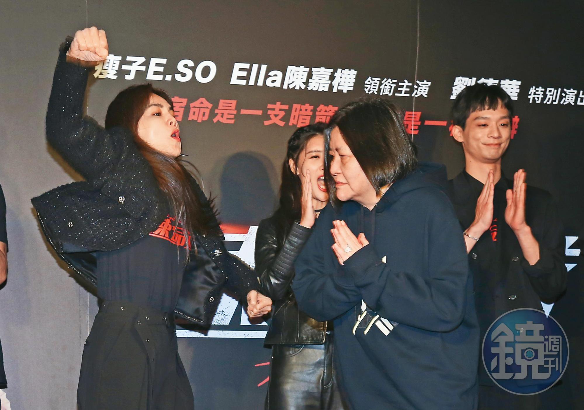 Ella(左)不要啊~即使有什麼怨氣,也不要光天化日下打監製邱瓈寬(右二)啊~(偷遞麻布袋)喂~Ella是舉手歡迎寬姐啦!