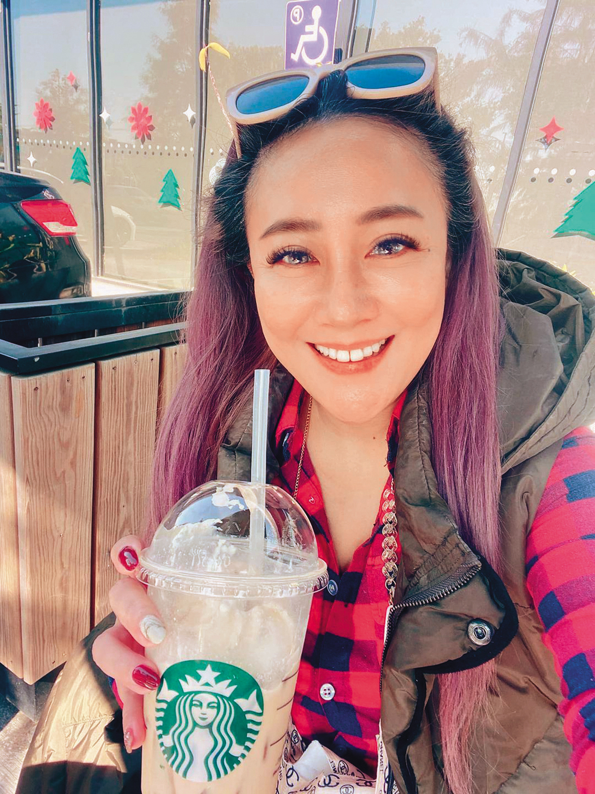秀琴有次躺在殯儀館後門,是因有次酒後跑去靈堂找賀一航聊天。(秀琴IG)