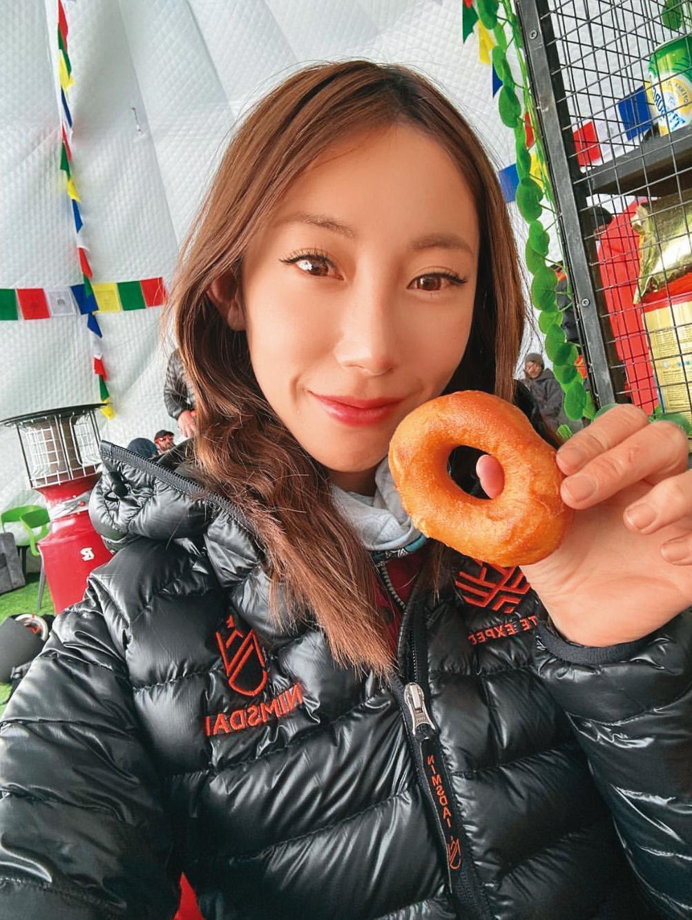 同場加映：同樣身陷小三風波的登山女神曾格爾正攀登聖母峰，她繼續當「捍胃戰士」 樂吃下午茶…不要吃人夫就好。（叮嚀）（翻攝自曾格爾IG）