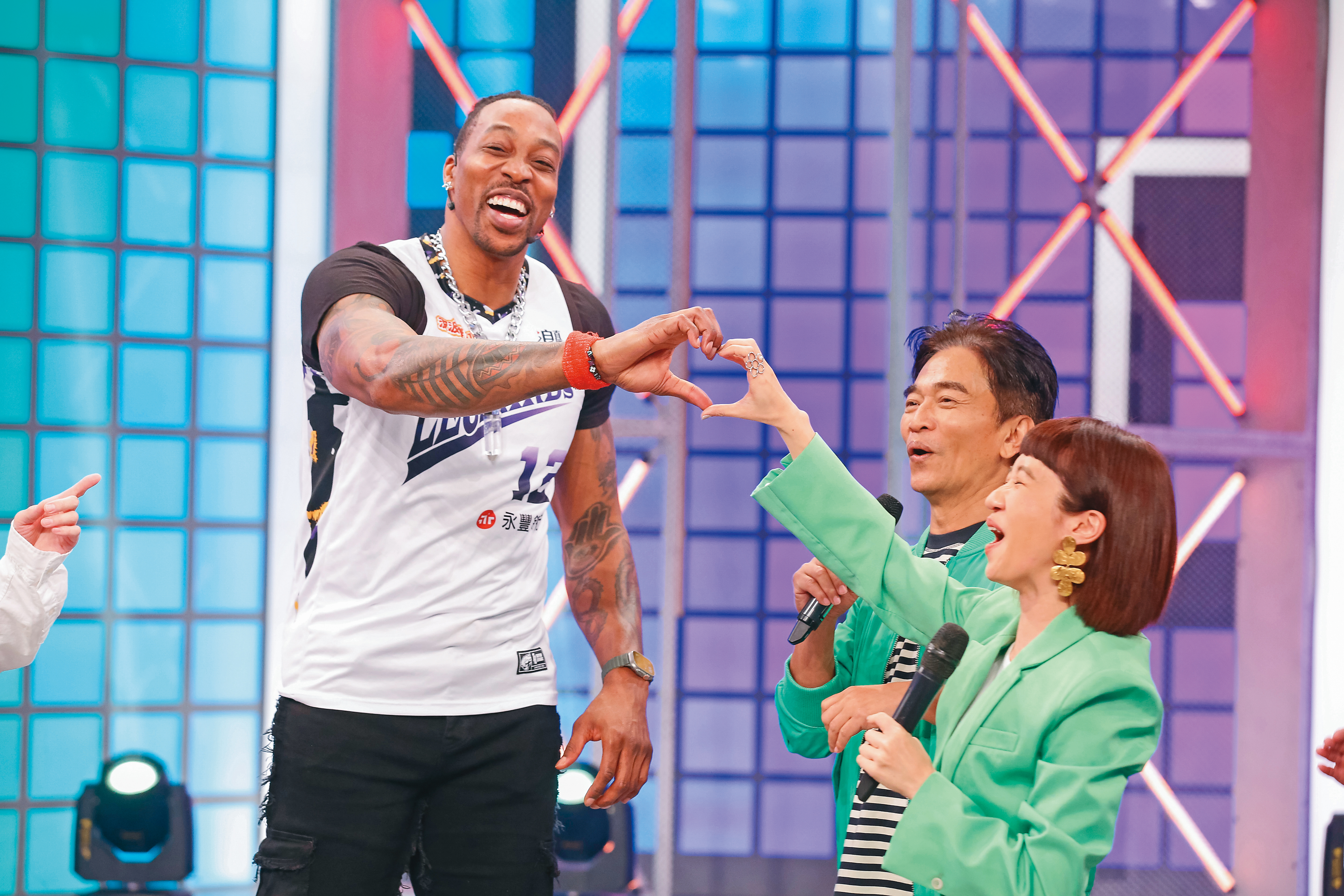 魔獸（左）與Lulu（右）速配成功，雙手搭起愛心，吳宗憲（中）欣慰表示：「妳賺到了！終於把我們的存貨銷出了！」