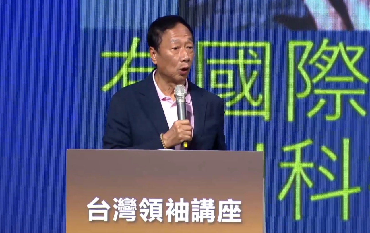 郭台銘1日出席「台灣領袖講座」的言論惹議，當晚他在臉書PO文致歉。（翻攝自郭台銘臉書直播）