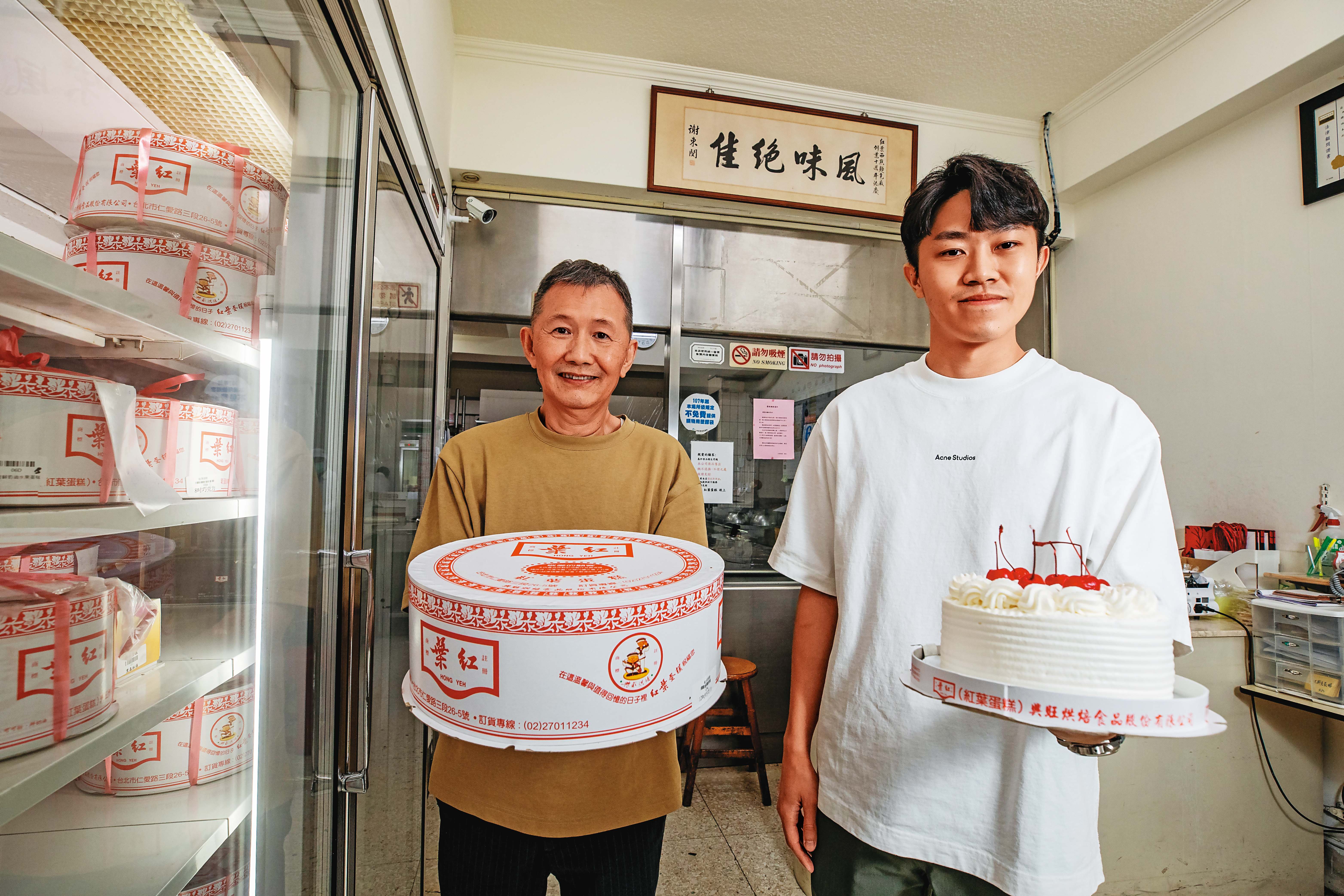 紅葉第3代許孟燏（右）接手老店後想讓品牌年輕化，三顧茅廬才請出第2代、大伯許振華（左）一起受訪。