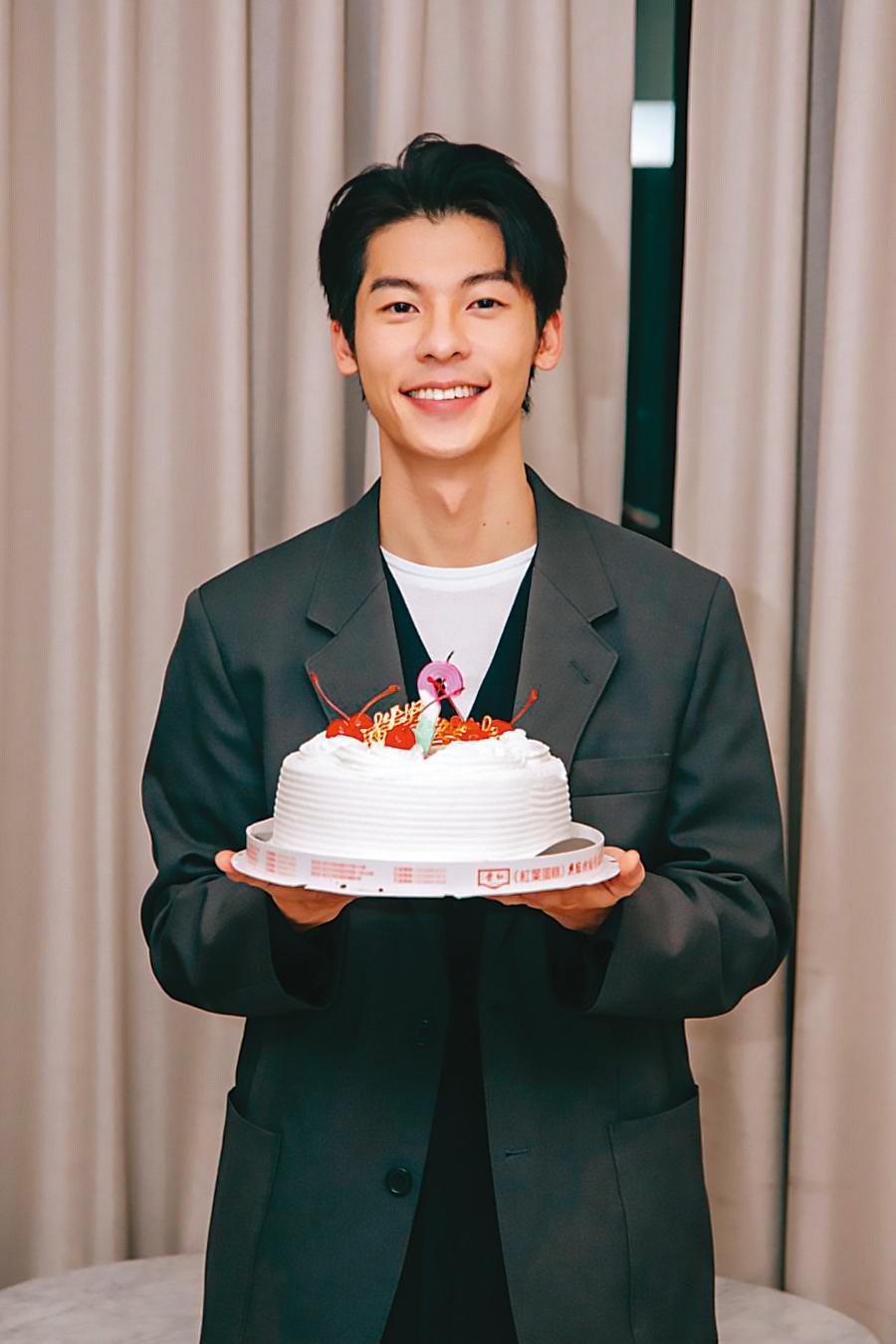 藝人許光漢30歲生日時以紅葉鮮奶油蛋糕慶生,引起網路一陣詢問熱潮。(何樂音樂提供)