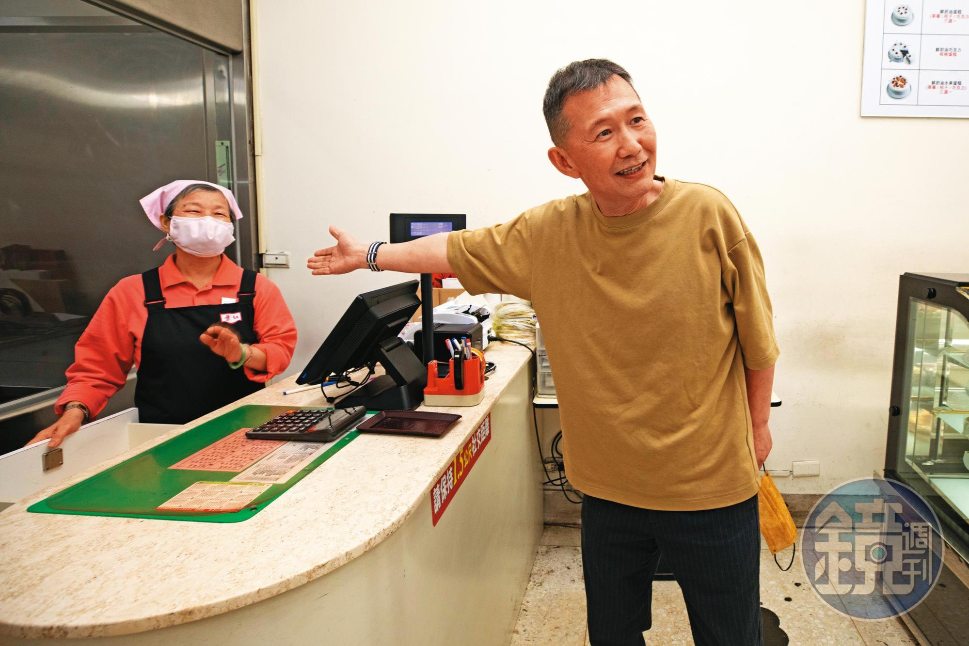 許振華(右)16歲就進紅葉工作,他與負責櫃檯結帳的資深員工余玲慧(左)至少共事40年。