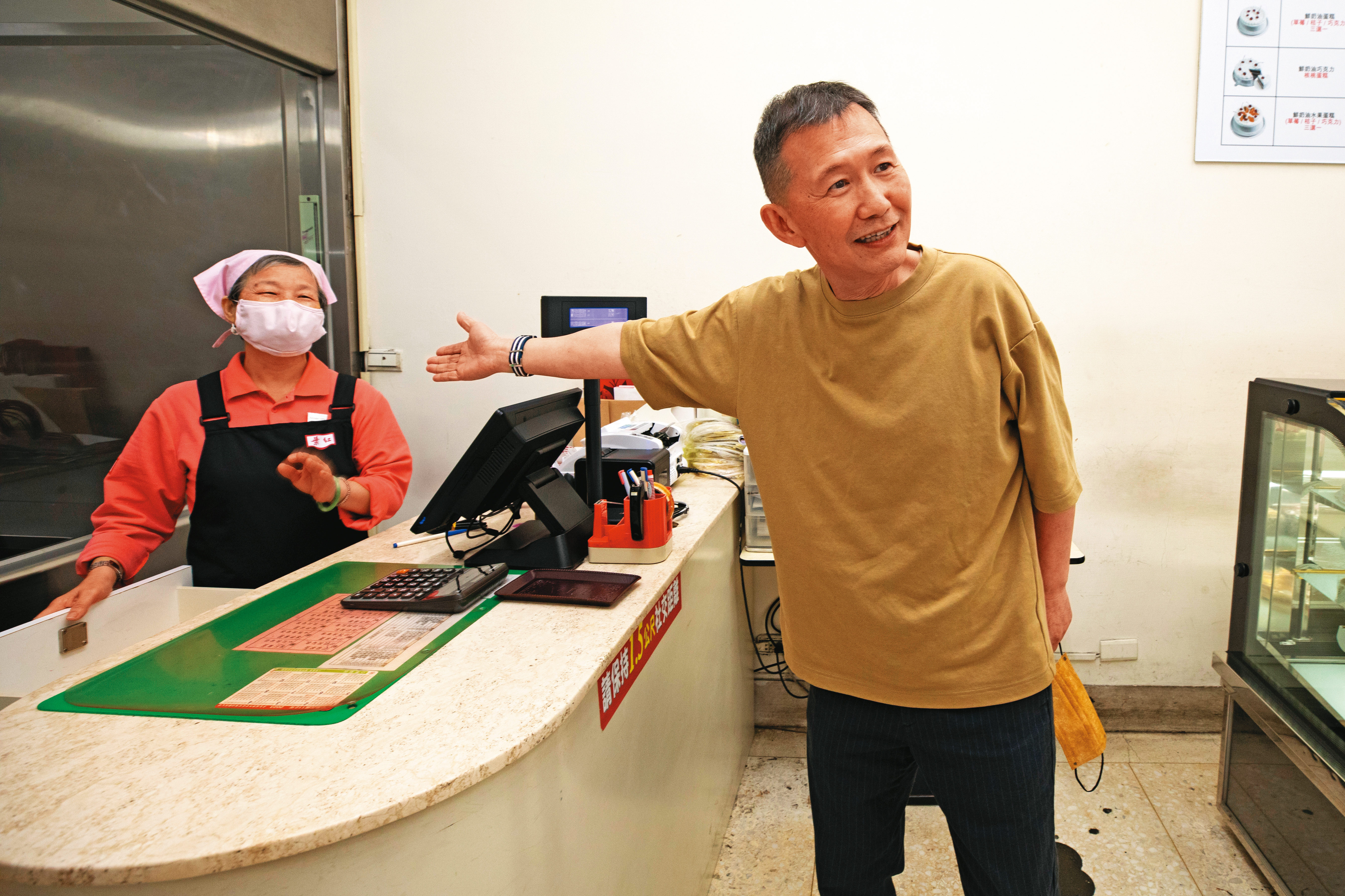 許振華（右）16歲就進紅葉工作，他與負責櫃檯結帳的資深員工余玲慧（左）至少共事40年。