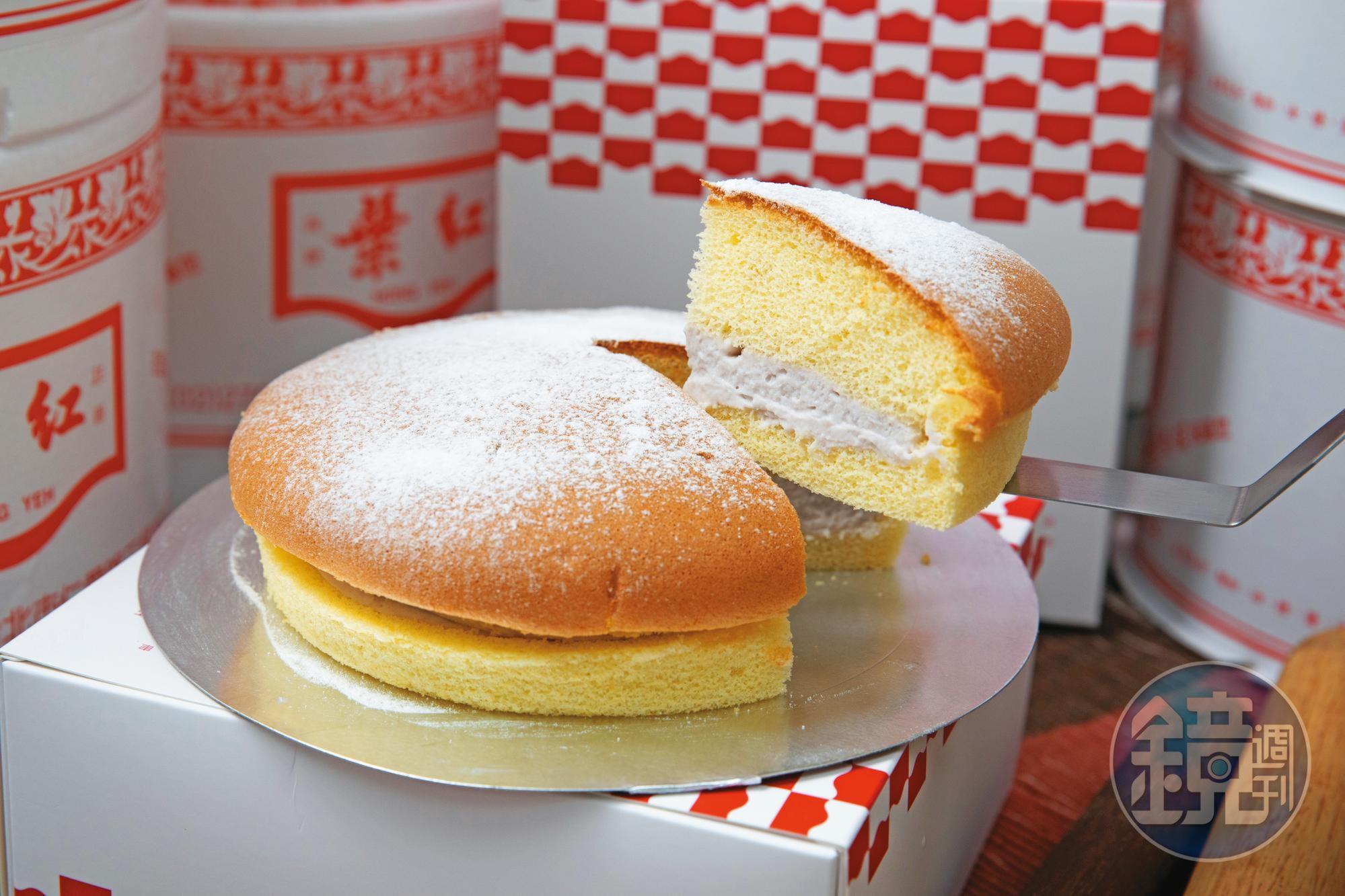 第2代許振華研發芋泥派,以大甲檳榔心芋頭製作,濃郁味道熱賣40年。(芋泥波士頓派,620元/8吋)