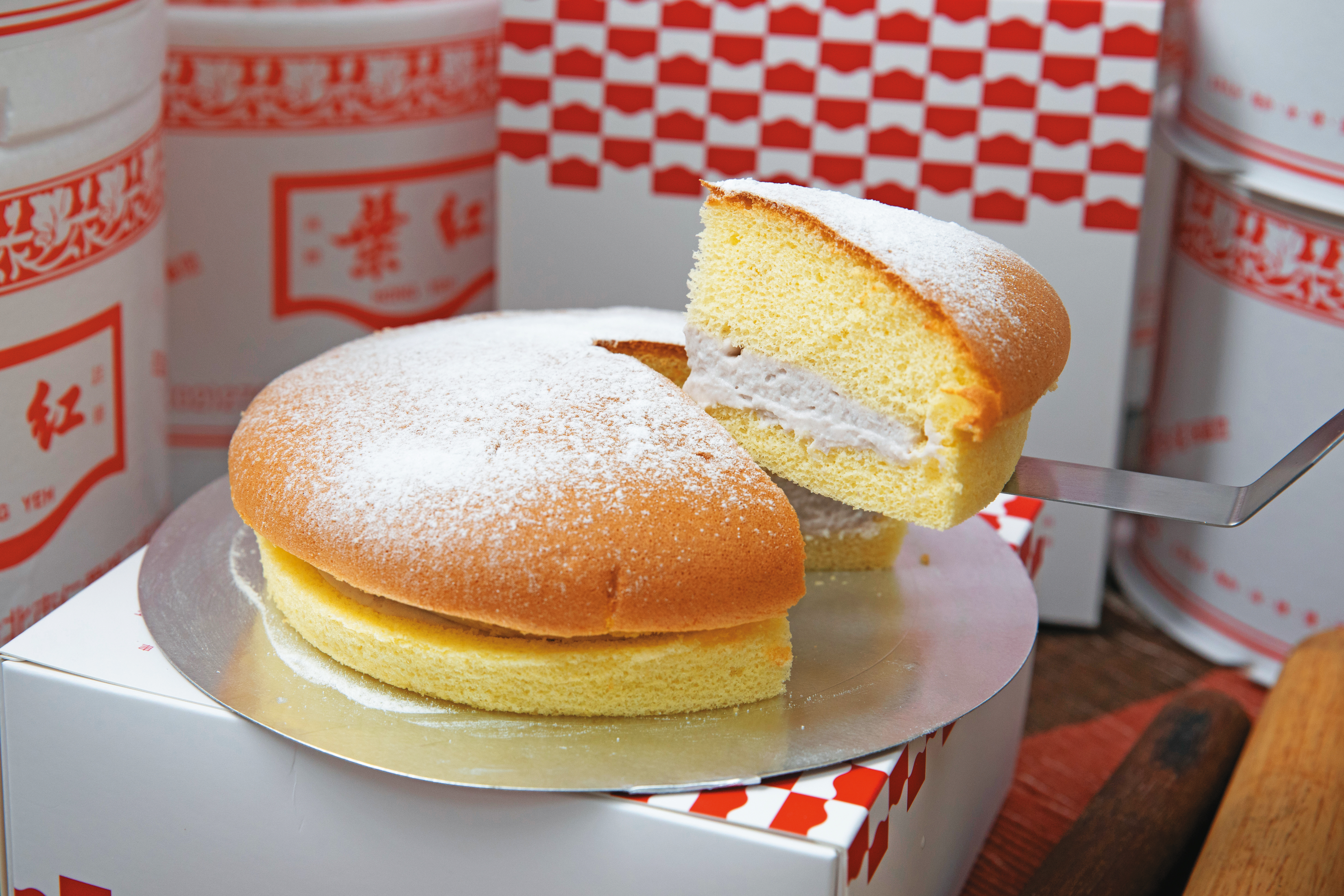 第2代許振華研發芋泥派，以大甲檳榔心芋頭製作，濃郁味道熱賣40年。（芋泥波士頓派，620元／8吋）