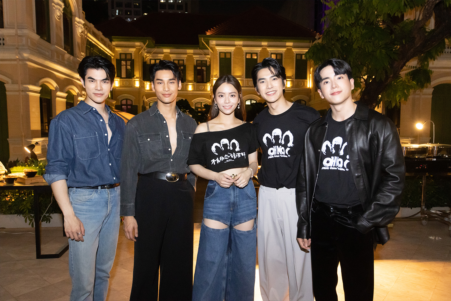 曾敬驊（右二）與宋芸樺（中）帶著《不良執念清除師》到泰國宣傳，除和參與的泰國演員查農（右）見面外，也與BL劇《黑幫少爺愛上我》兩位主角Mile（左）和Apo（左二）相見歡。（愛奇藝國際站提供）