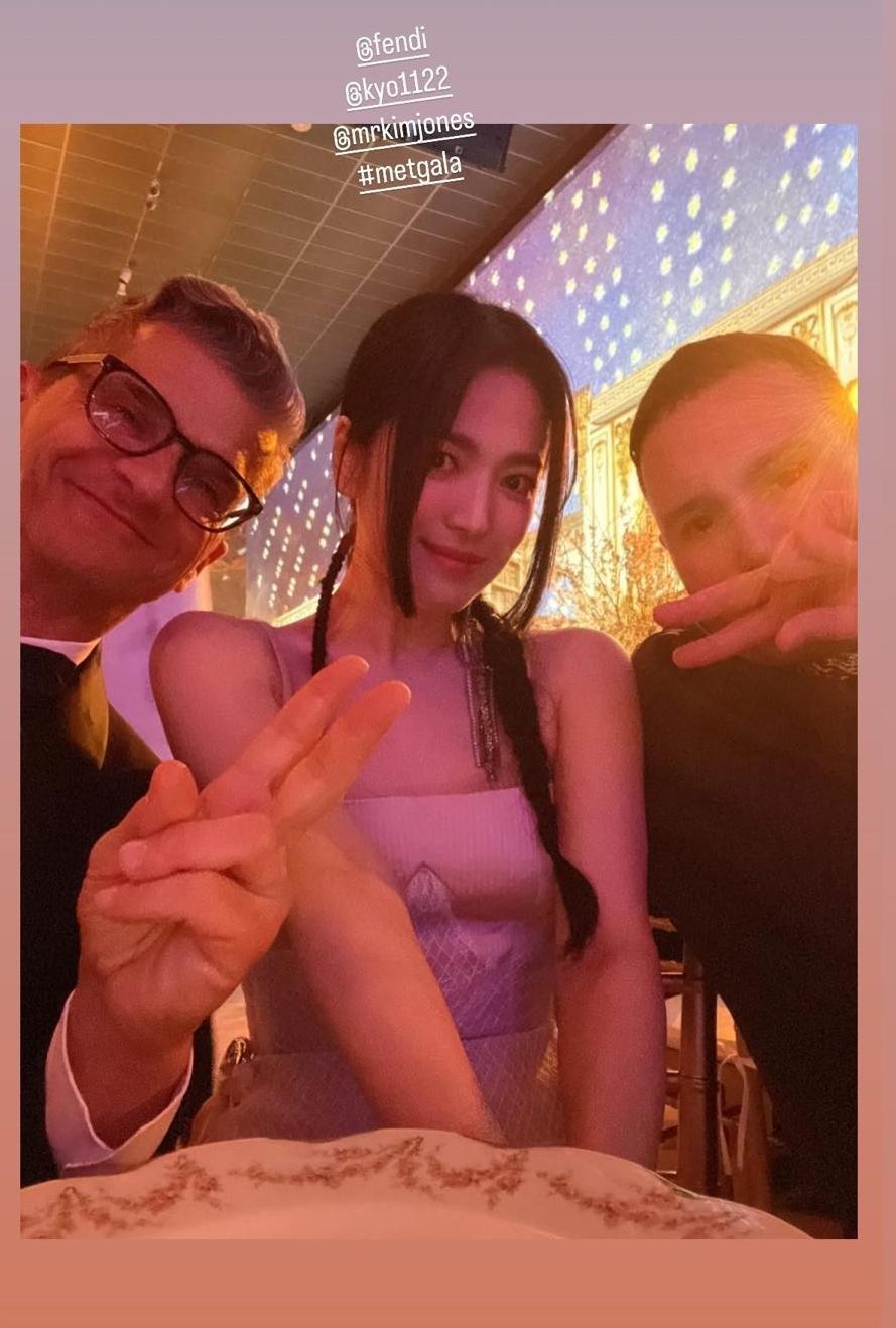 宋慧喬與FENDI總裁Serge Brunschwig(左)一同參加Met Gala晚宴。(翻攝宋慧喬IG限動)