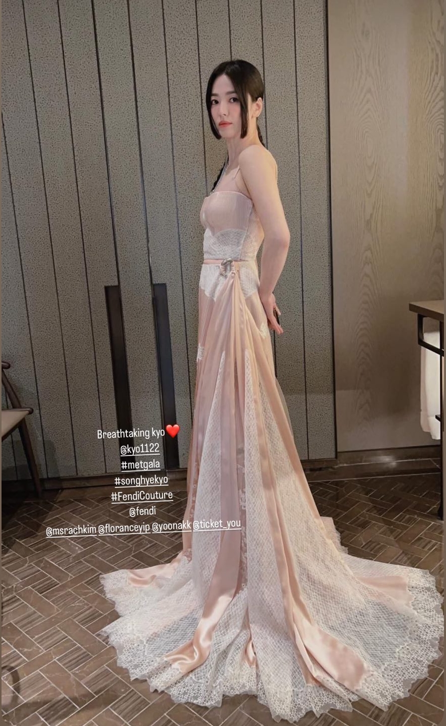 宋慧喬以FENDI 2023春夏高訂禮服參加Met Gala時尚盛典，外國粉絲稱讚她像瓷器娃娃一樣漂亮。（翻攝宋慧喬IG限動）