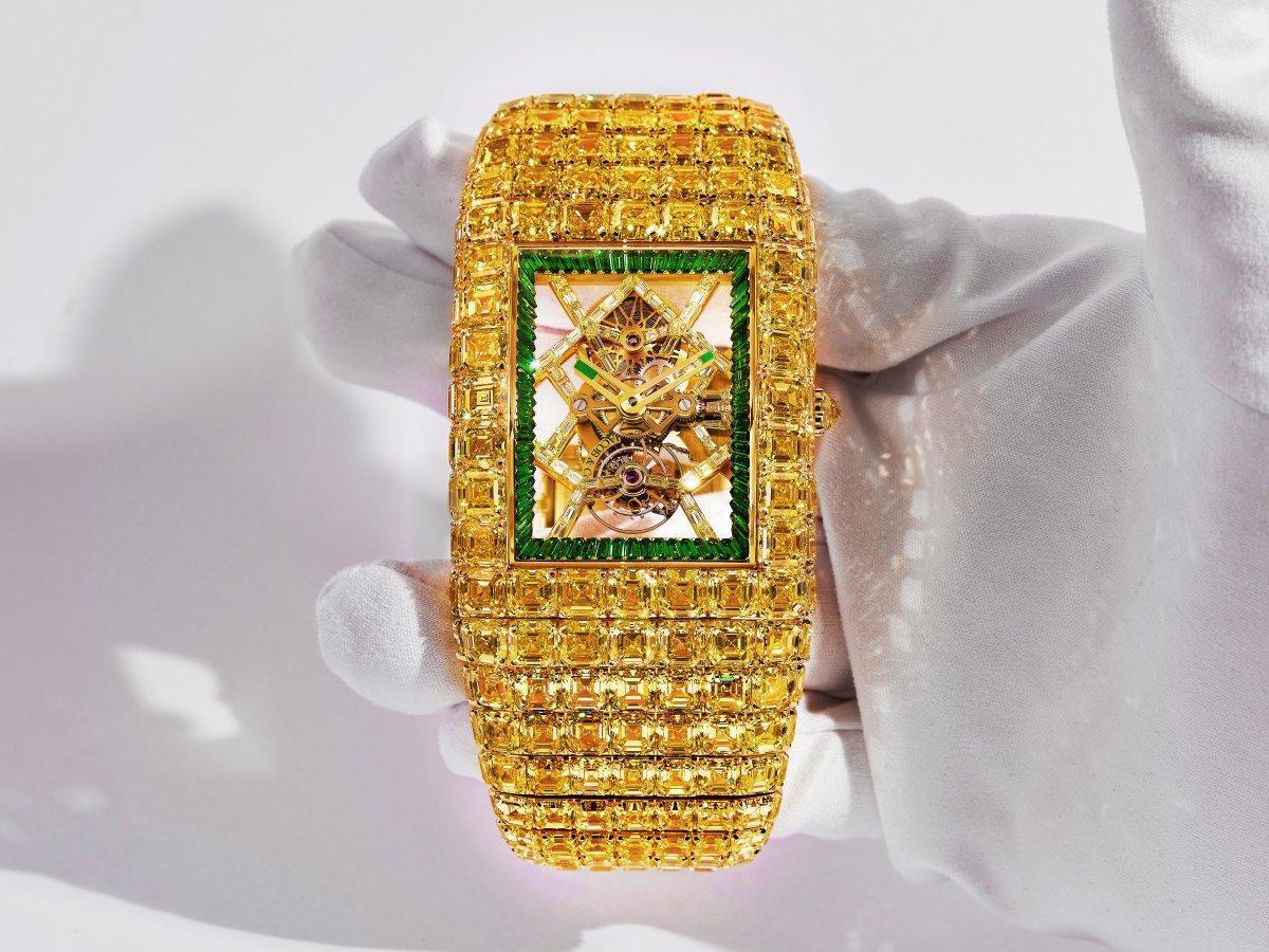 JACOB & CO.此錶名為Billionaire Timeless Treasure「億萬富翁」，原創於2015年，擁有鏤空陀飛輪結構並鑲以頂級白鑽。不過，今年此錶升級為更稀有、更難得的全「黃鑽」錶款。共鑲上482顆黃鑽總重216.9克拉的黃鑽，幾乎耗盡全世界的黃鑽資源，才實現此一珍寶，獨一無二款。定價為美金2千萬元（約新台幣6億元）。