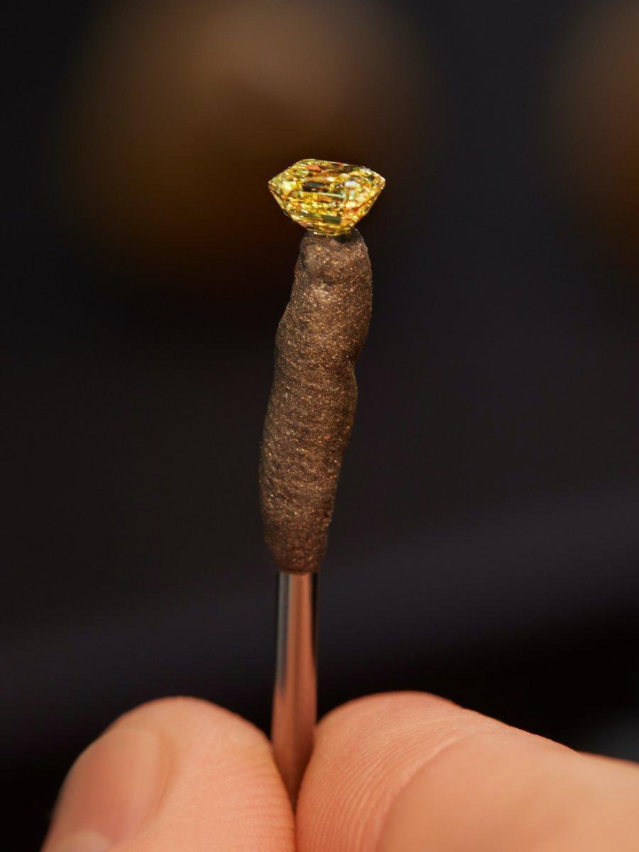 每一顆黃鑽都採用「上丁方形切工」（Asscher Cut）這種上百年歷史的古老切工，其八角造型的邊緣呈現57個切面，比「明亮式切工」要浪費更多的原石。