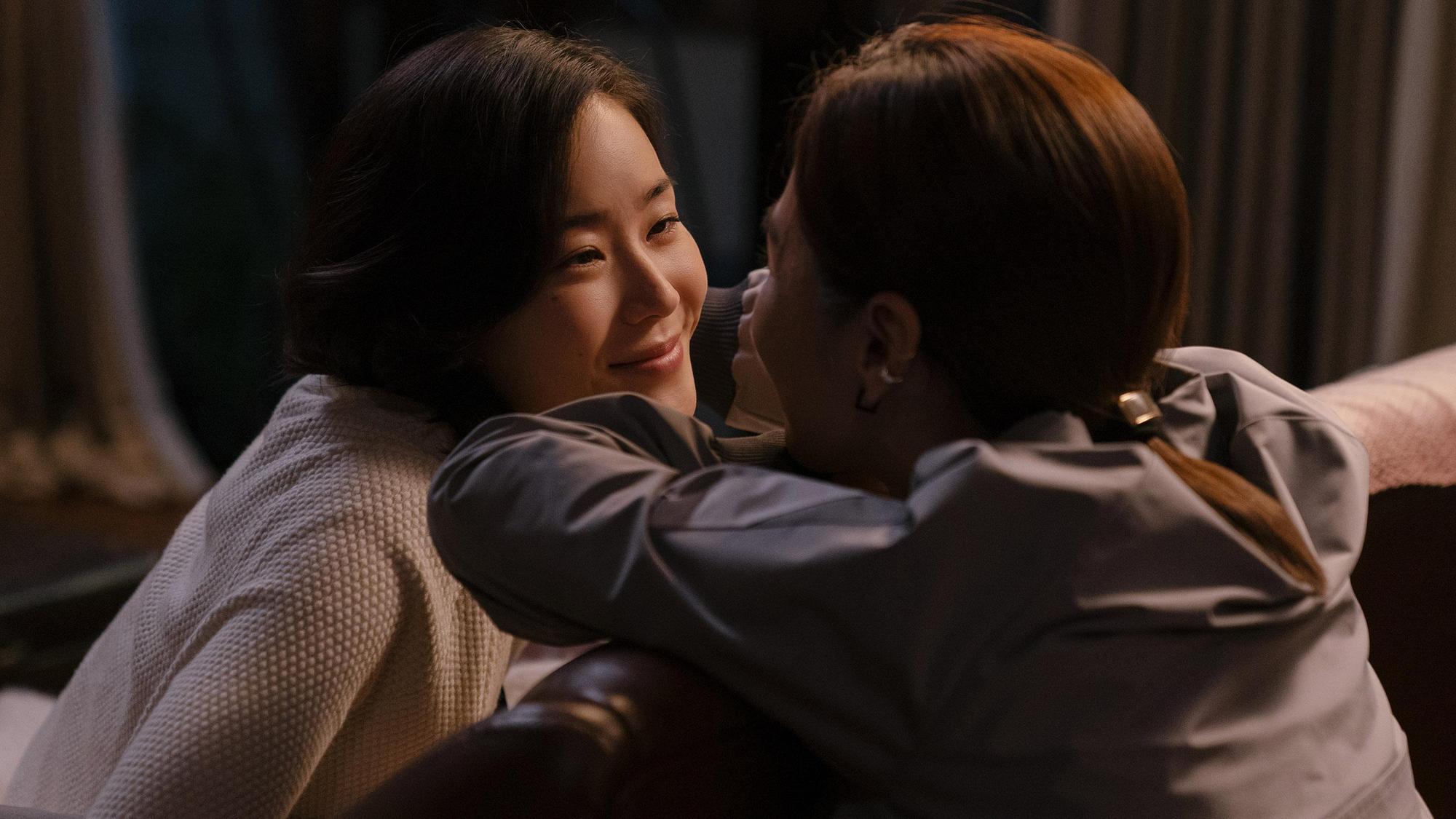 鍾瑶和謝盈萱飾演女女戀人引發關注。（Netflix提供）