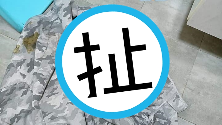 新竹市一名機車騎士上班途中遭「天降黃金」攻擊，被潑了一身糞便。（翻攝自新竹爆料公社臉書）