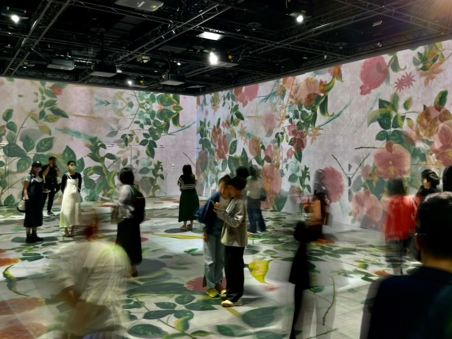 「在樹與花之間—花艷‧花宴」把植物花卉繪本的內容轉譯為沉浸式體驗展演。( 双融域提供)
