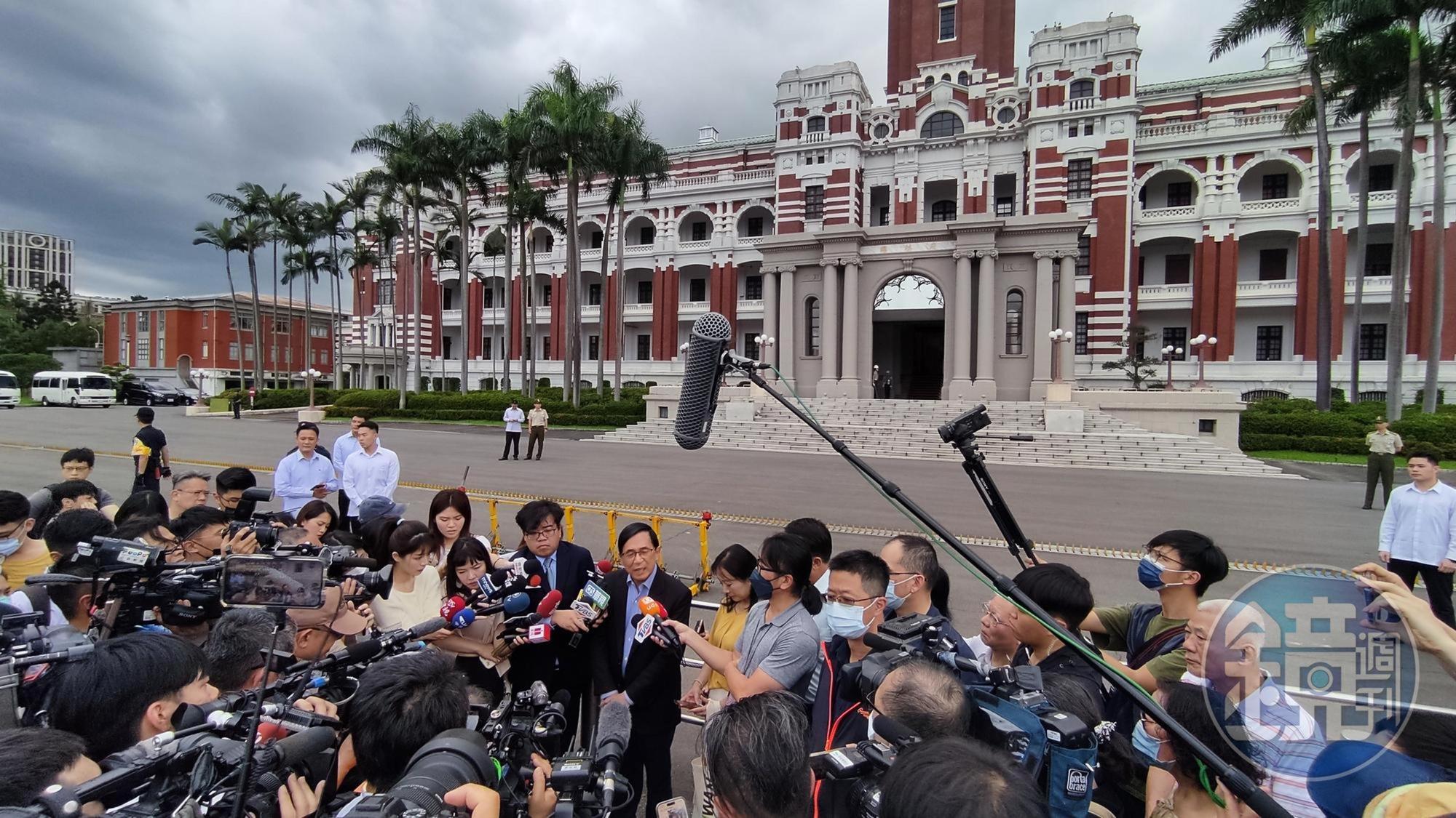 陳水扁於總統府前發表談話。
