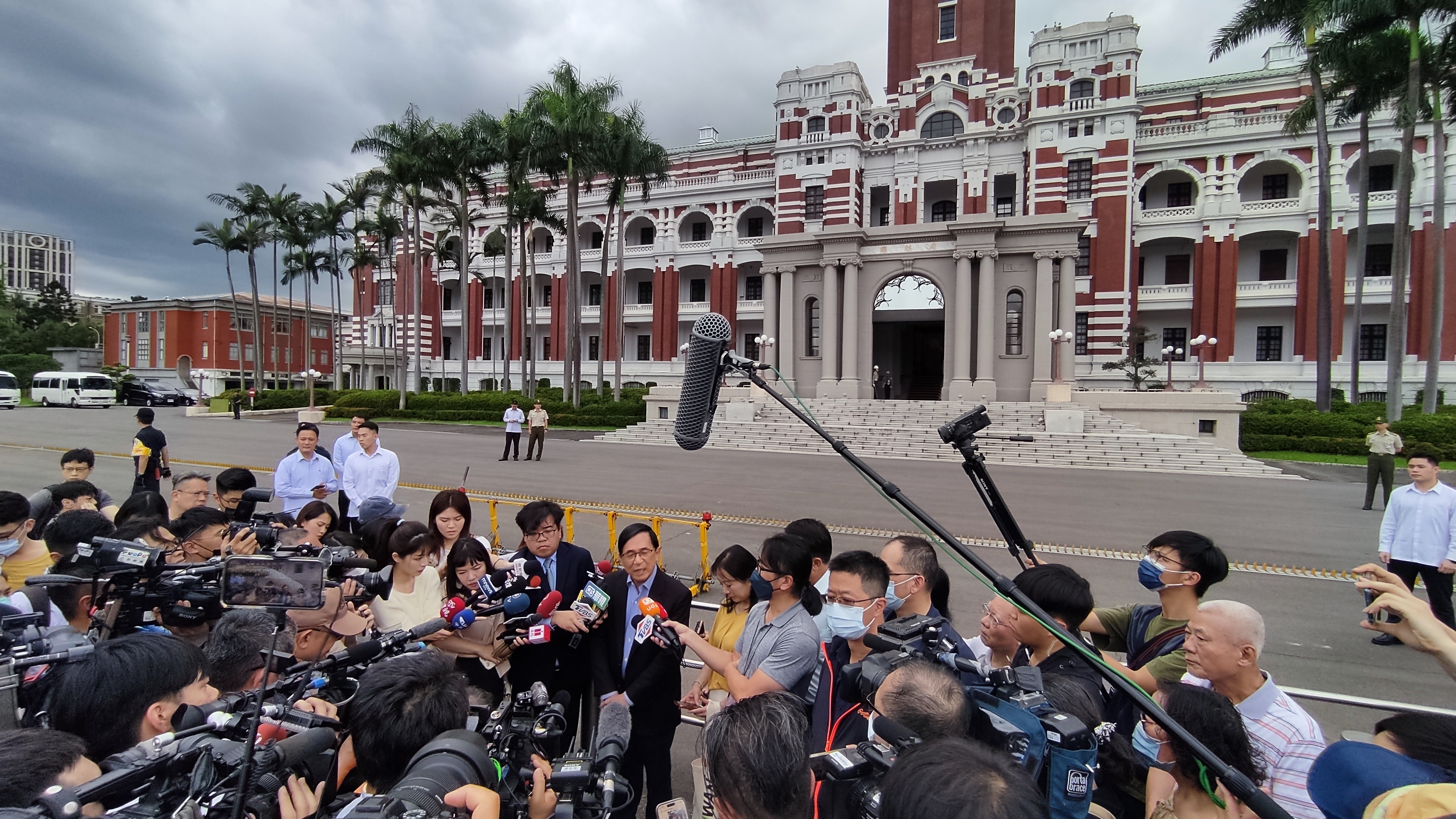 陳水扁於總統府前發表談話。