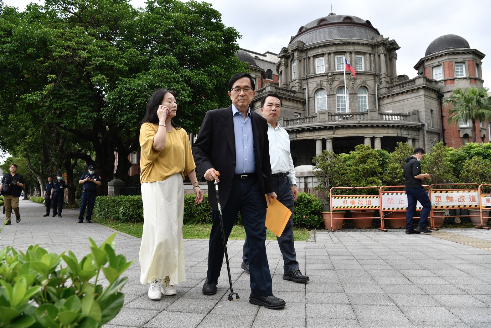 陳水扁的請願行程也來到行政院。