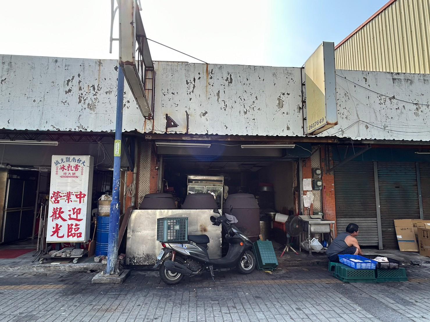 大台南觀光城拆遷與否引發正反兩面討論，多數網友傾向顧全公安儘速拆除。（翻攝照片）