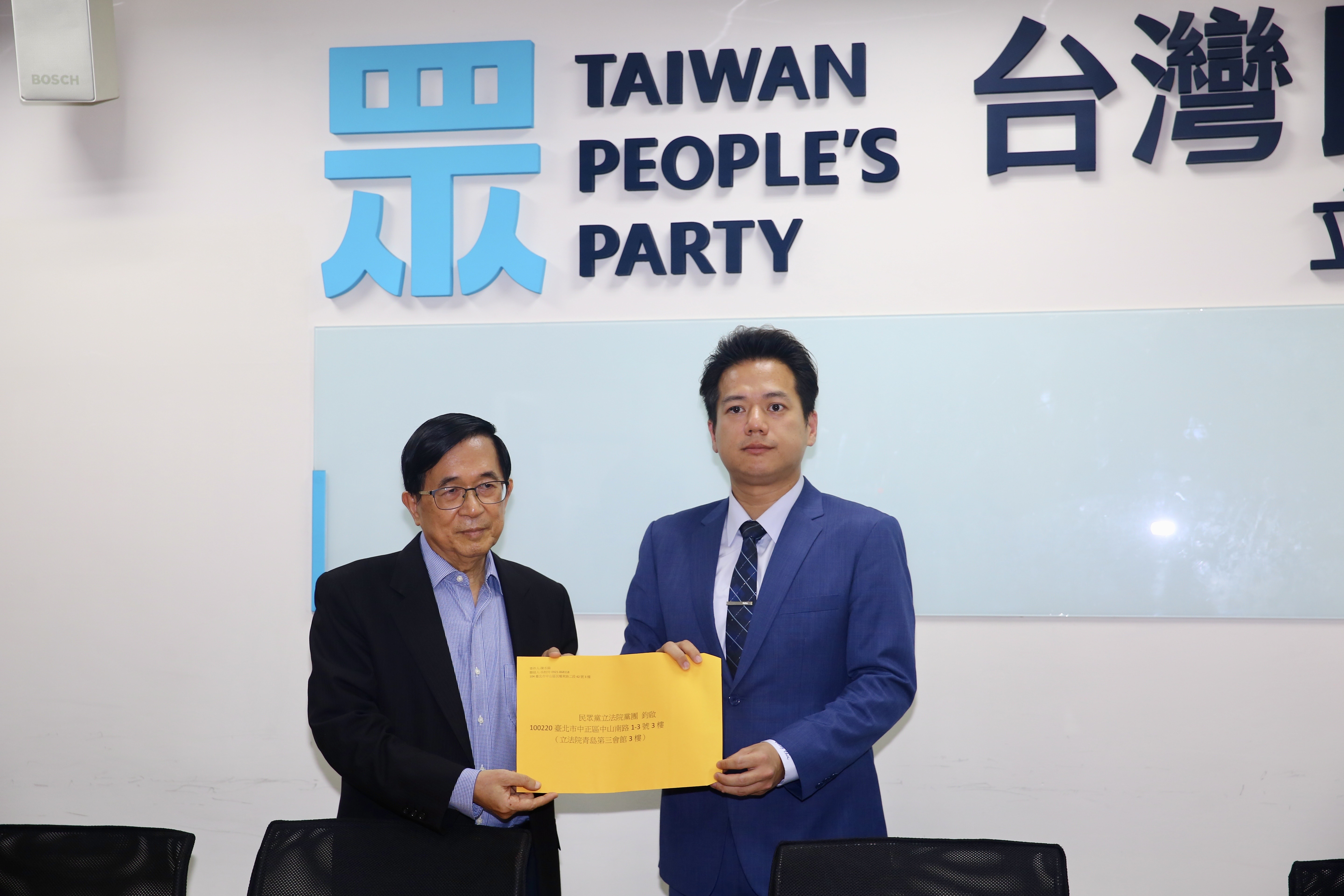 陳水扁（左）前往民眾黨團遞交請願書。