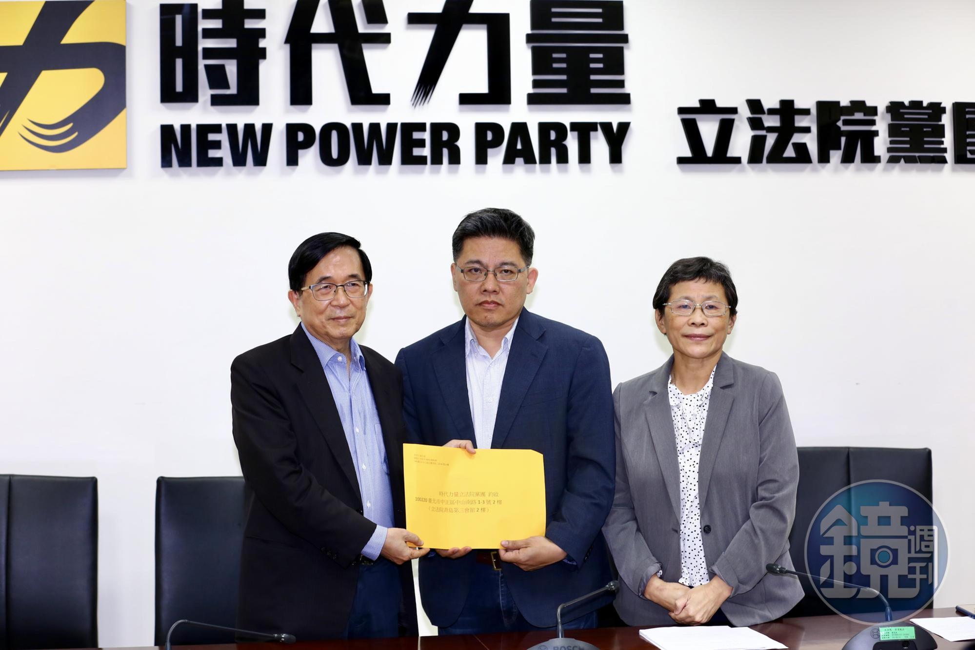 陳水扁（左）前往時代力量黨團遞交請願書。