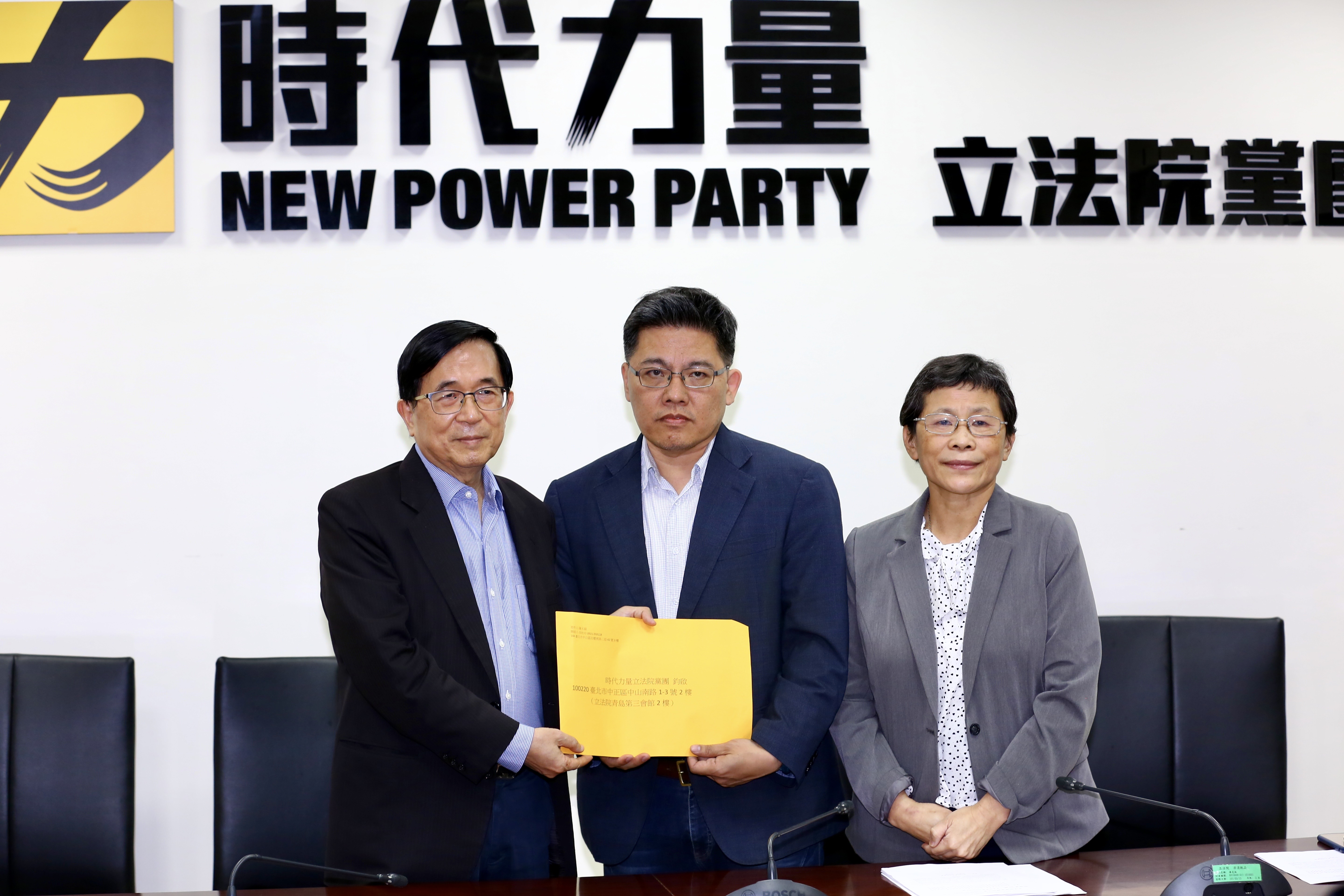 陳水扁（左）前往時代力量黨團遞交請願書。