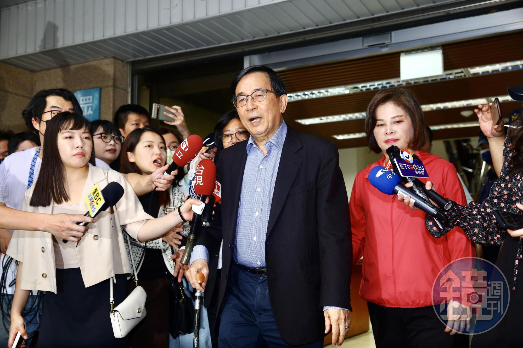 為了陳致中參選權，陳水扁（中）今遞交請願書，全文跟著曝光。