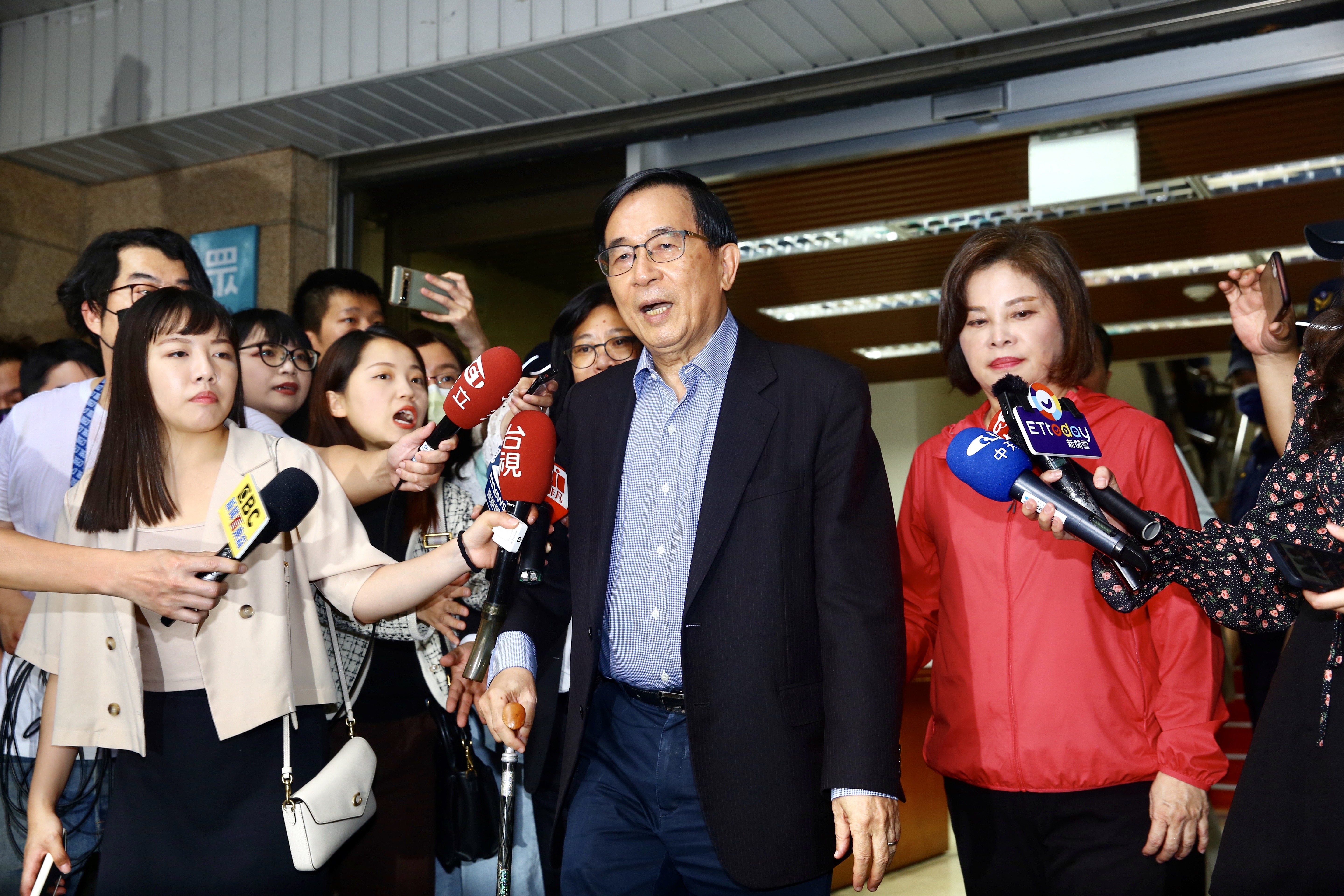 為了陳致中參選權，陳水扁（中）今遞交請願書，全文跟著曝光。