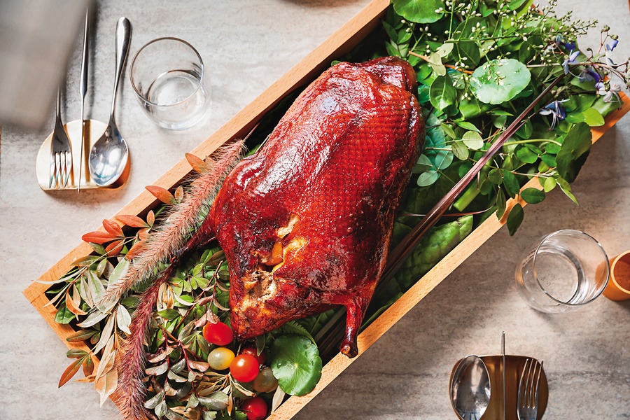 脆皮誘人的義大利式「生火腿鑲烤全鴨」，可做片鴨與披薩兩吃。（2,680元／隻、兩吃）