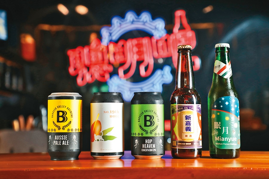「聰明吧」供應限定版的眠月（由右至左）、新嘉義、不同風味的打貓啤酒。（160～180元／瓶）