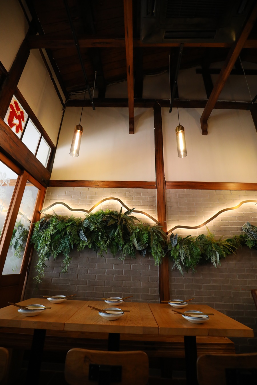 綠色植栽與金屬飾條象徵阿里山日出與稜線。