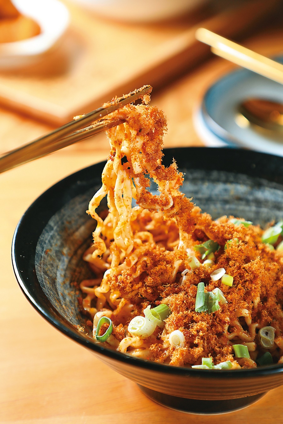 加料版的「小聰明魚鬆拌麵」適合在喝酒前吃一碗。（100元／碗）