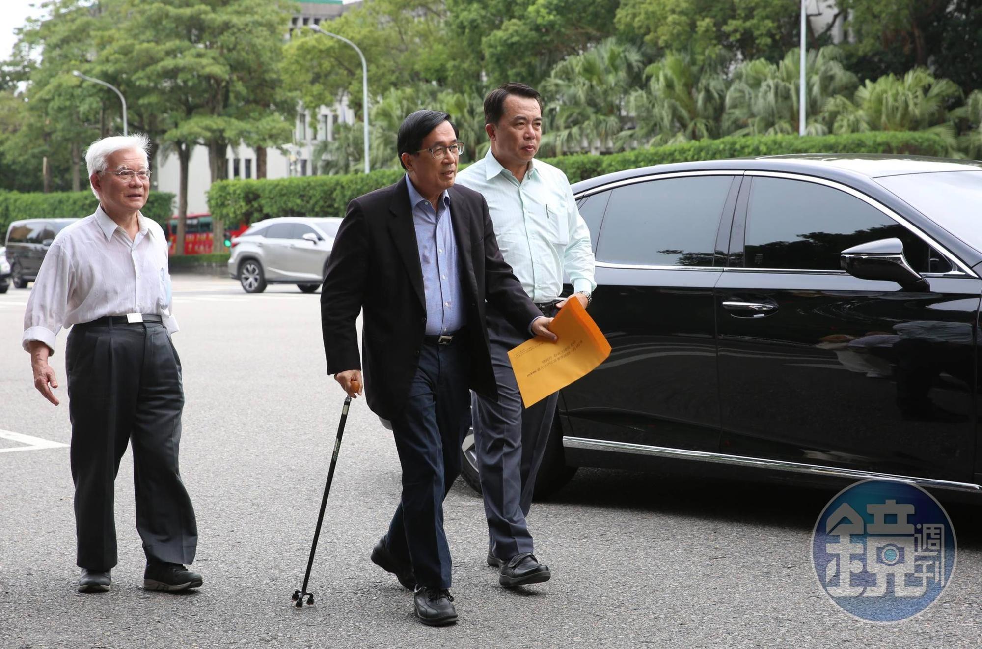陳水扁（中）今天現身總統府提交請願書，對此總統府回應了。