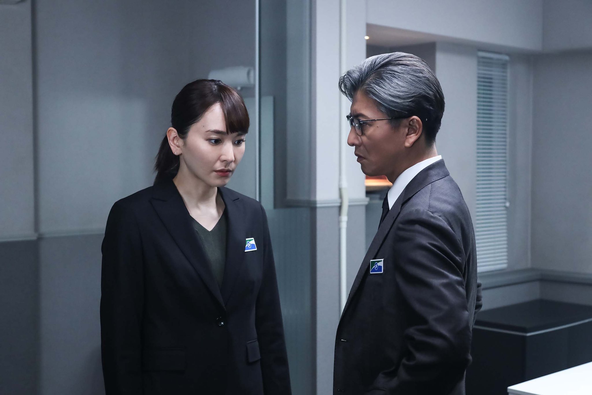 新垣結衣表示木村拓哉在讀本或彩排時都很細心，會跟大家溝通，一點也不像「風間公親」的嚴厲。（翻攝風間公親 - 教場0 -推特）