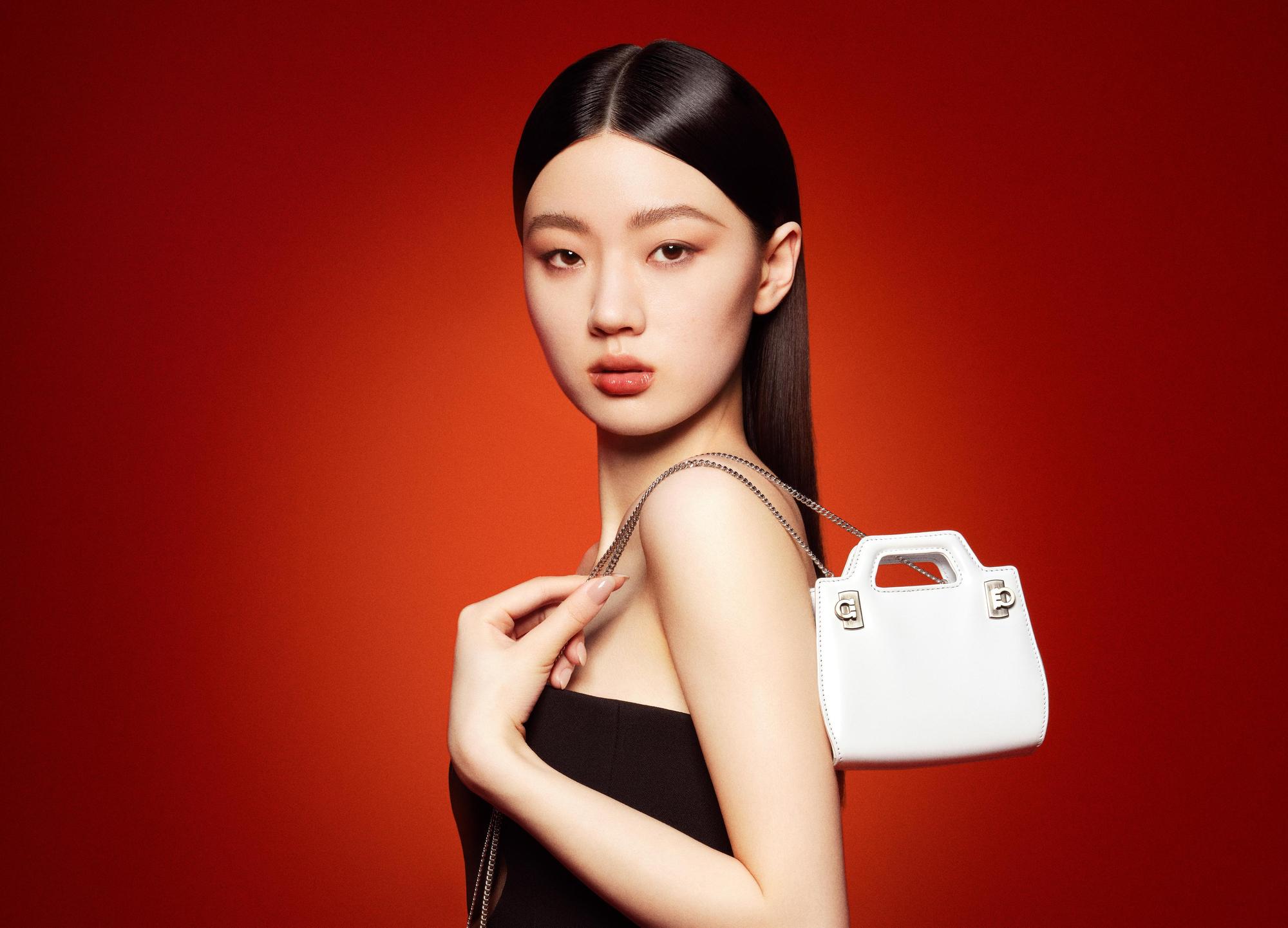 FERRAGAMO將品牌經典包款Wanda縮小尺寸為超迷你包款,吸睛又可愛。(FERRAGAMO提供)
