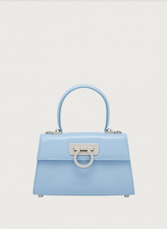 天藍色迷你Top Handle手提包。NT$79,900(FERRAGAMO提供)