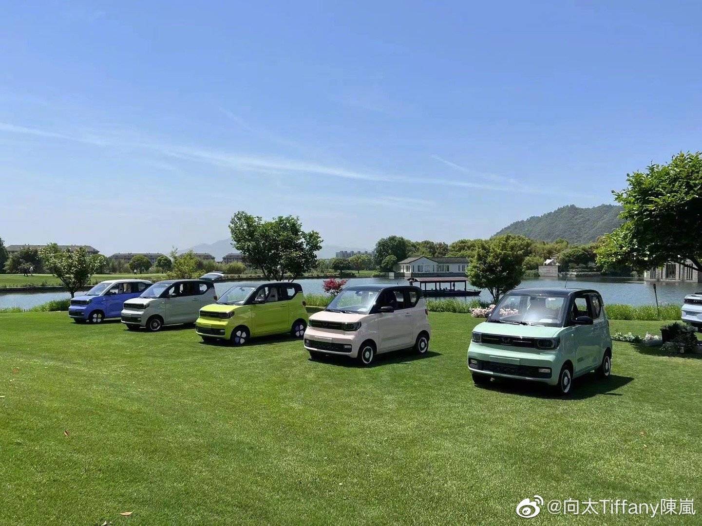 網友透露100輛車僅不過400萬人民幣，向太一場直播收入就有幾千萬人民幣，這點錢對他們來說不算什麼。（翻攝自向太微博）