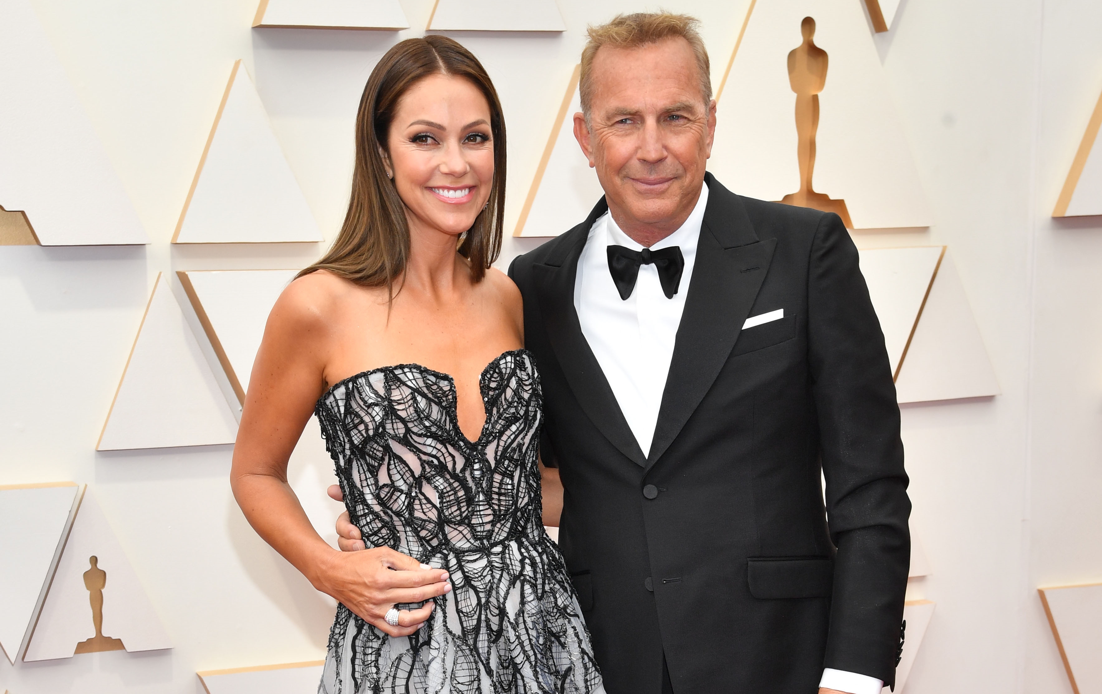 凱文科斯納（右）與妻子克莉絲汀鮑姆加特納（左）去年一起參加奧斯卡頒獎典禮。（東方IC）