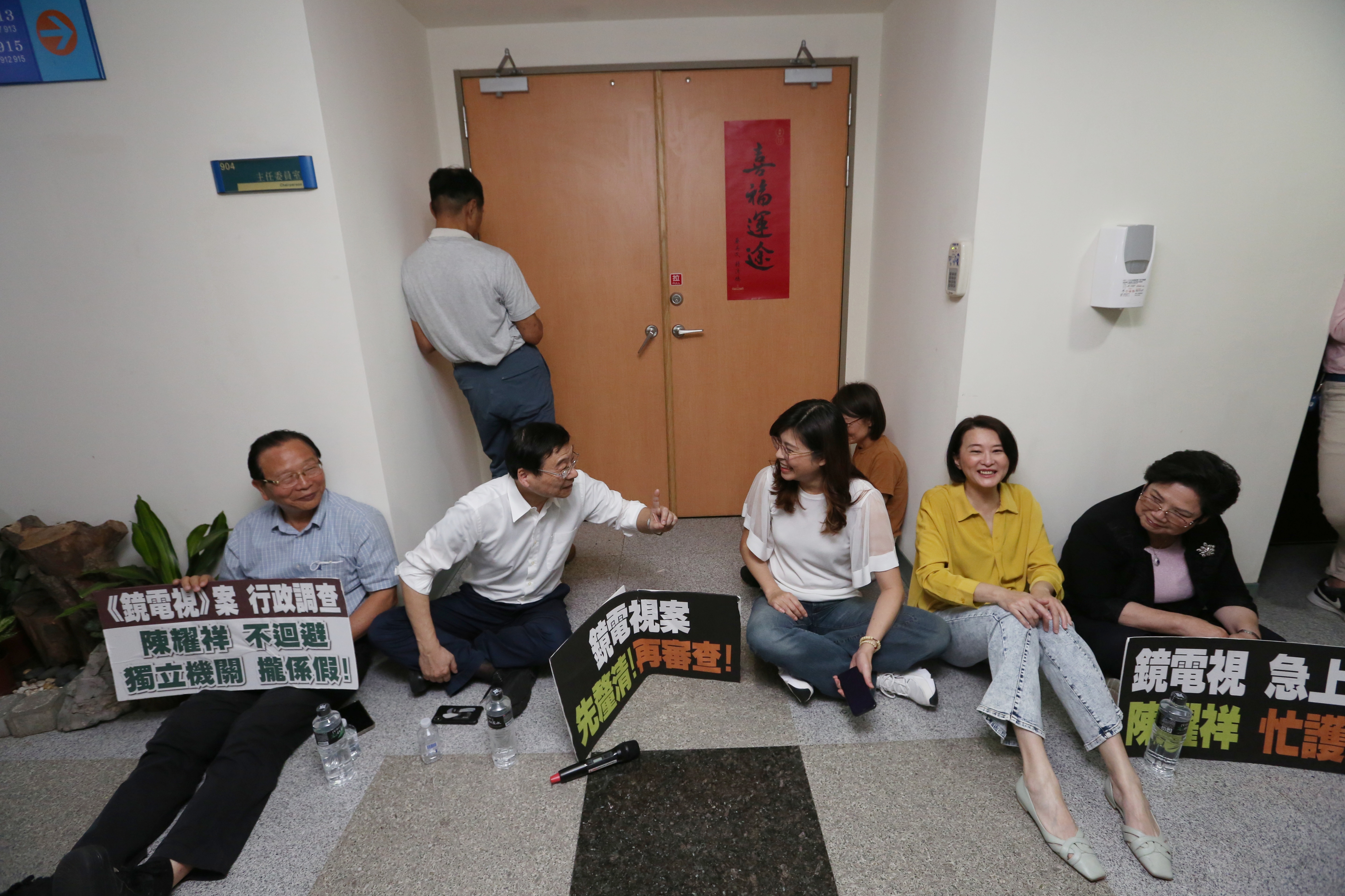 國民黨立委NCC九樓靜坐抗議。