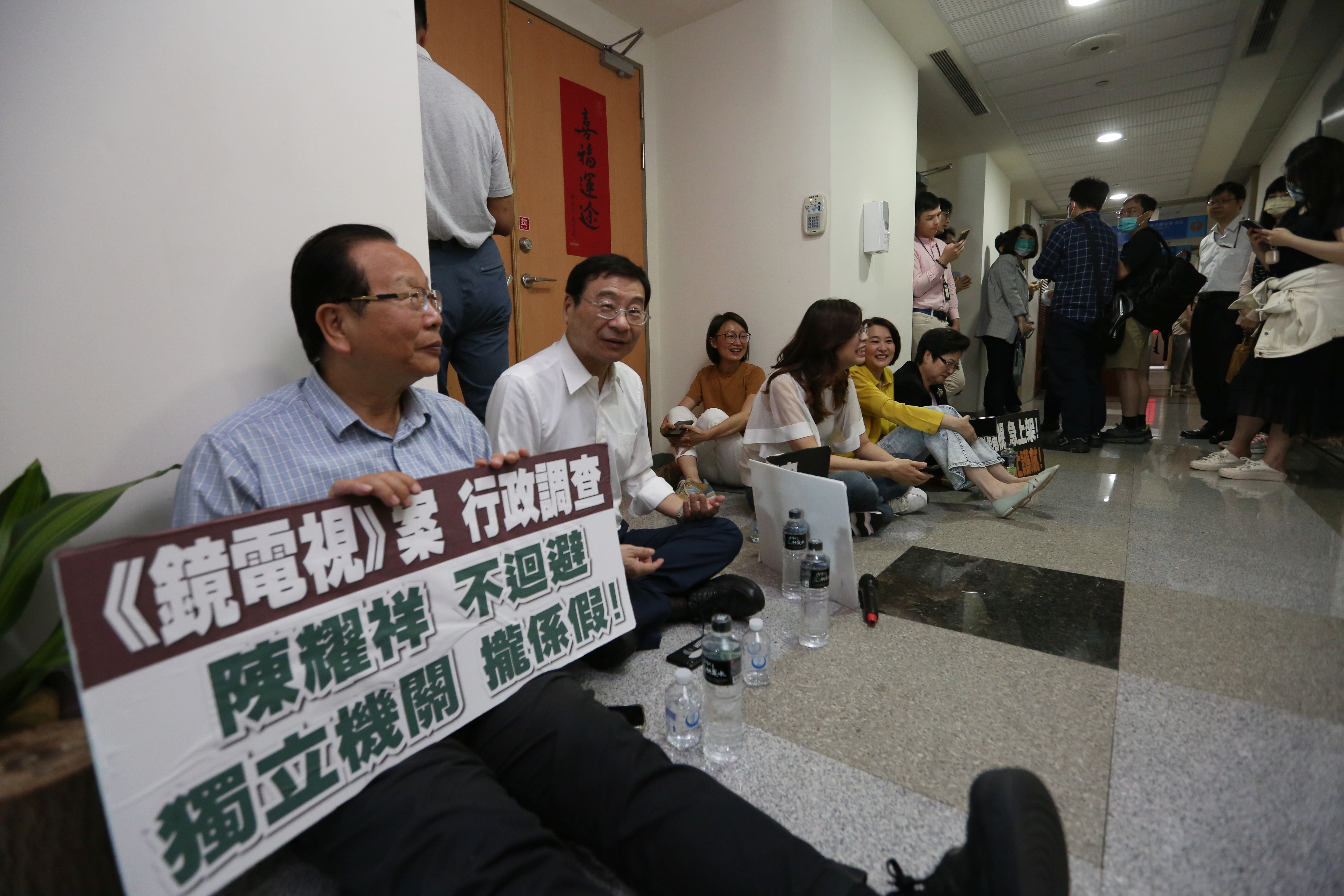 王鴻薇稍早喊，「目前我們還在NCC內，絕對要阻止他們強行闖關！」