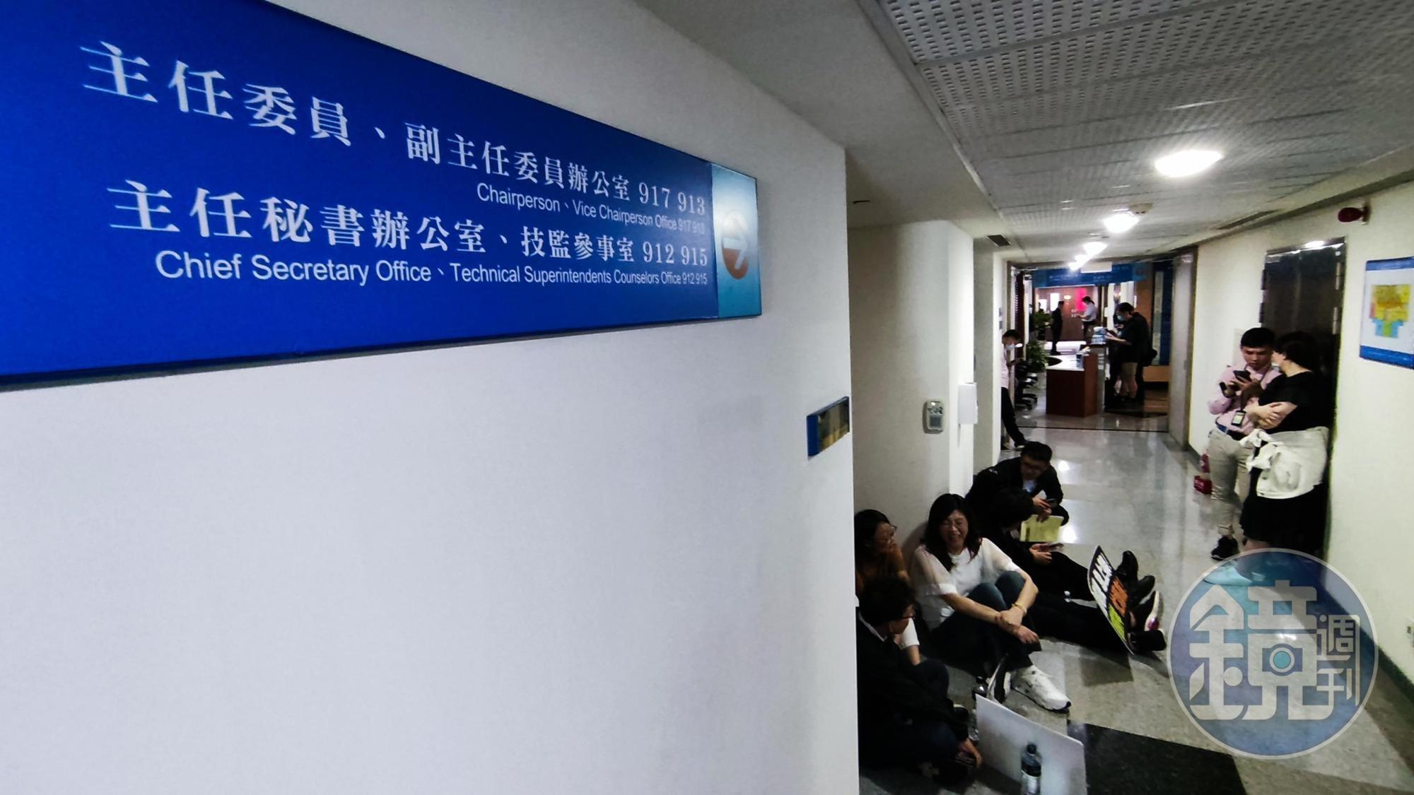 國民黨立委於NCC主委辦公室前靜坐抗議。