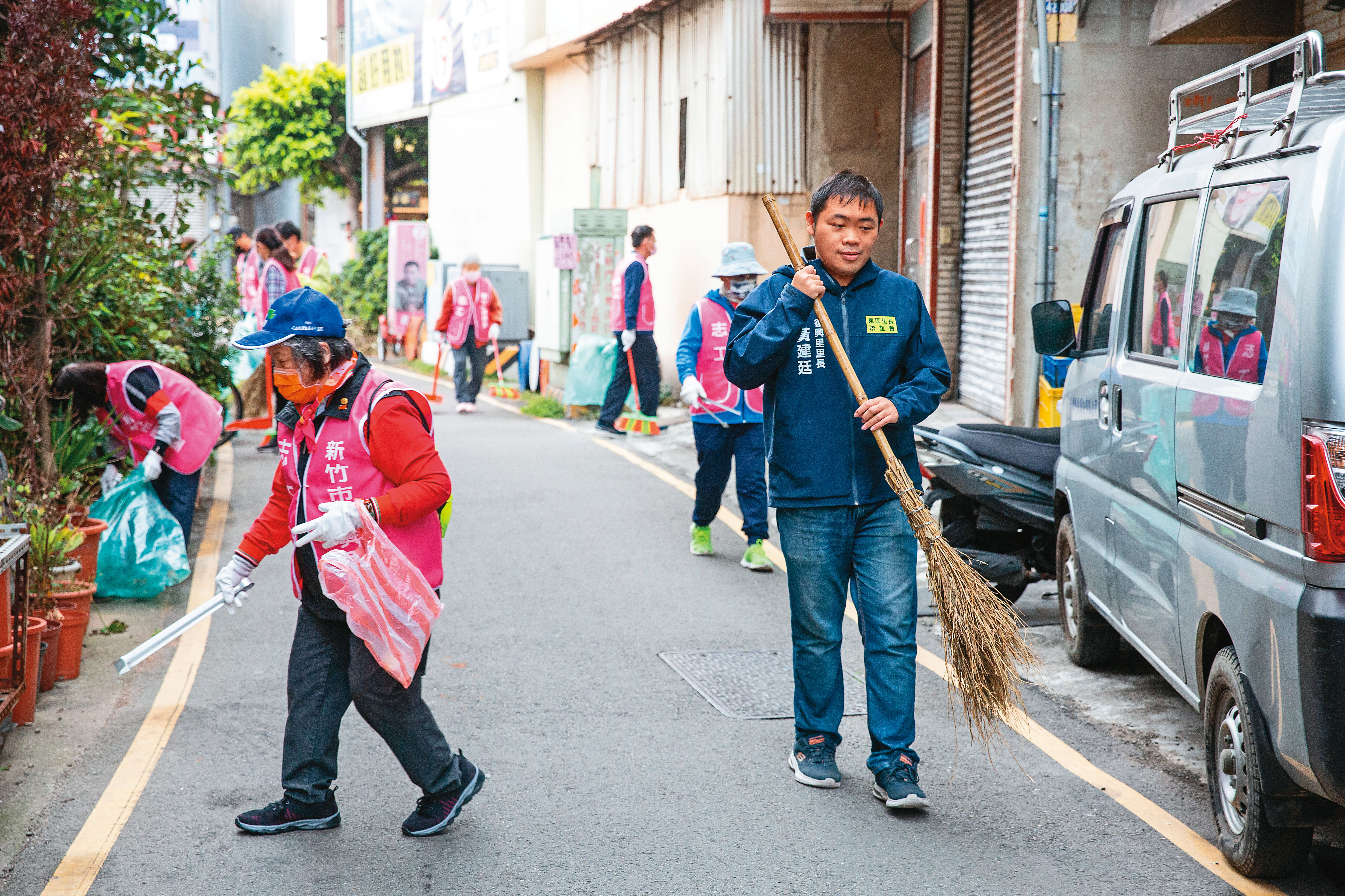 當選後，黃建廷（右）每週末集合里民一起清掃街道，這也是他凝聚里民向心力的手段。