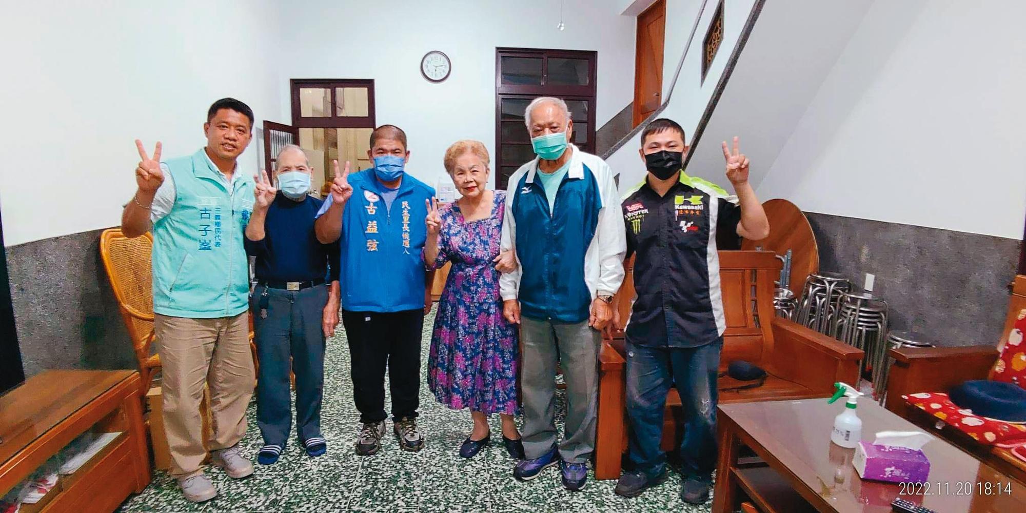 苗栗縣智能不足的古益弦（左三）喊出「智障當選，做事不智障」口號引起媒體注意，柯文哲的父母（右二、右三）也到場支持。（翻攝古富源臉書）