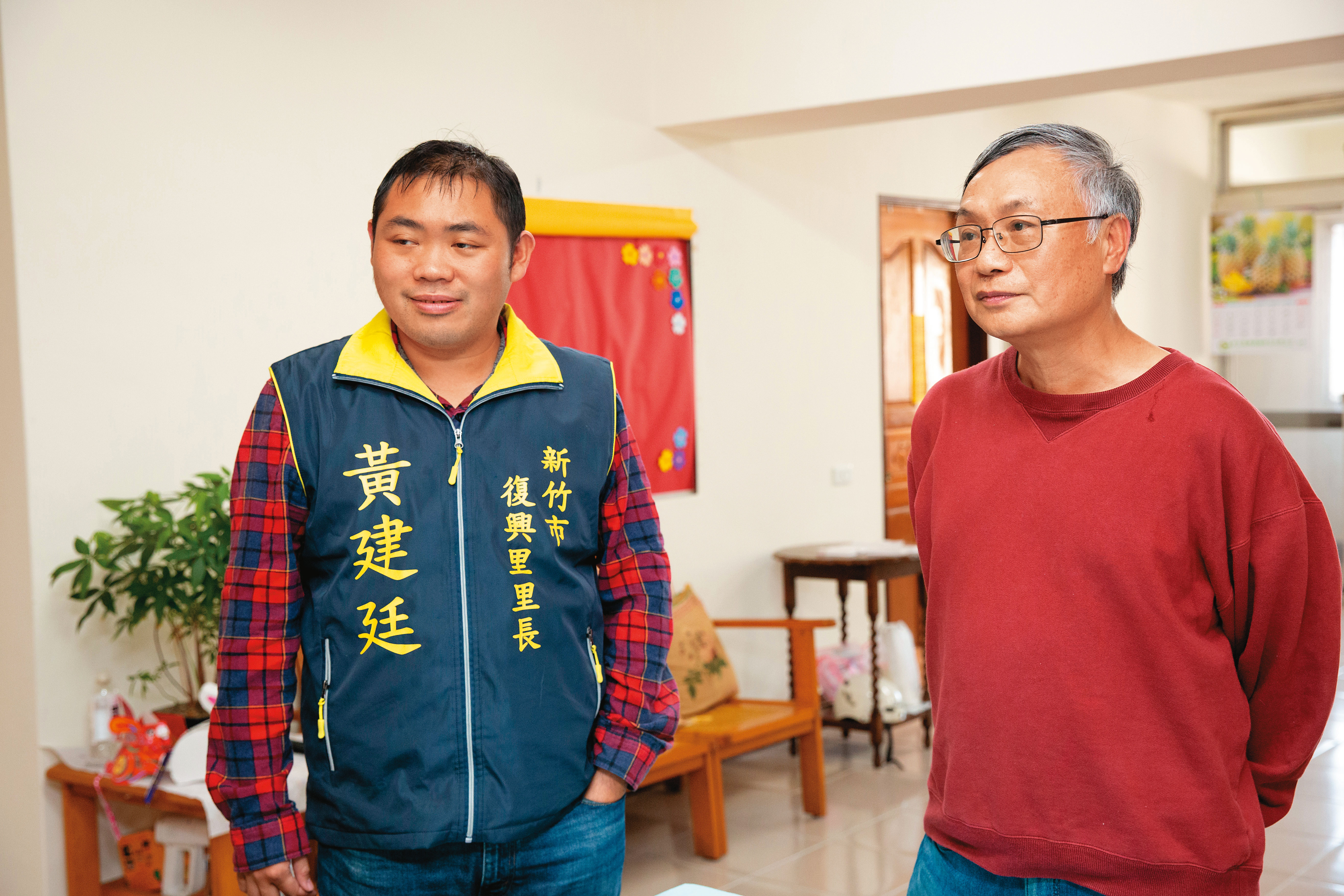 黃建廷（左）的父親黃政賢（右）是兒子擔任里長期間仰賴的諮詢對象。