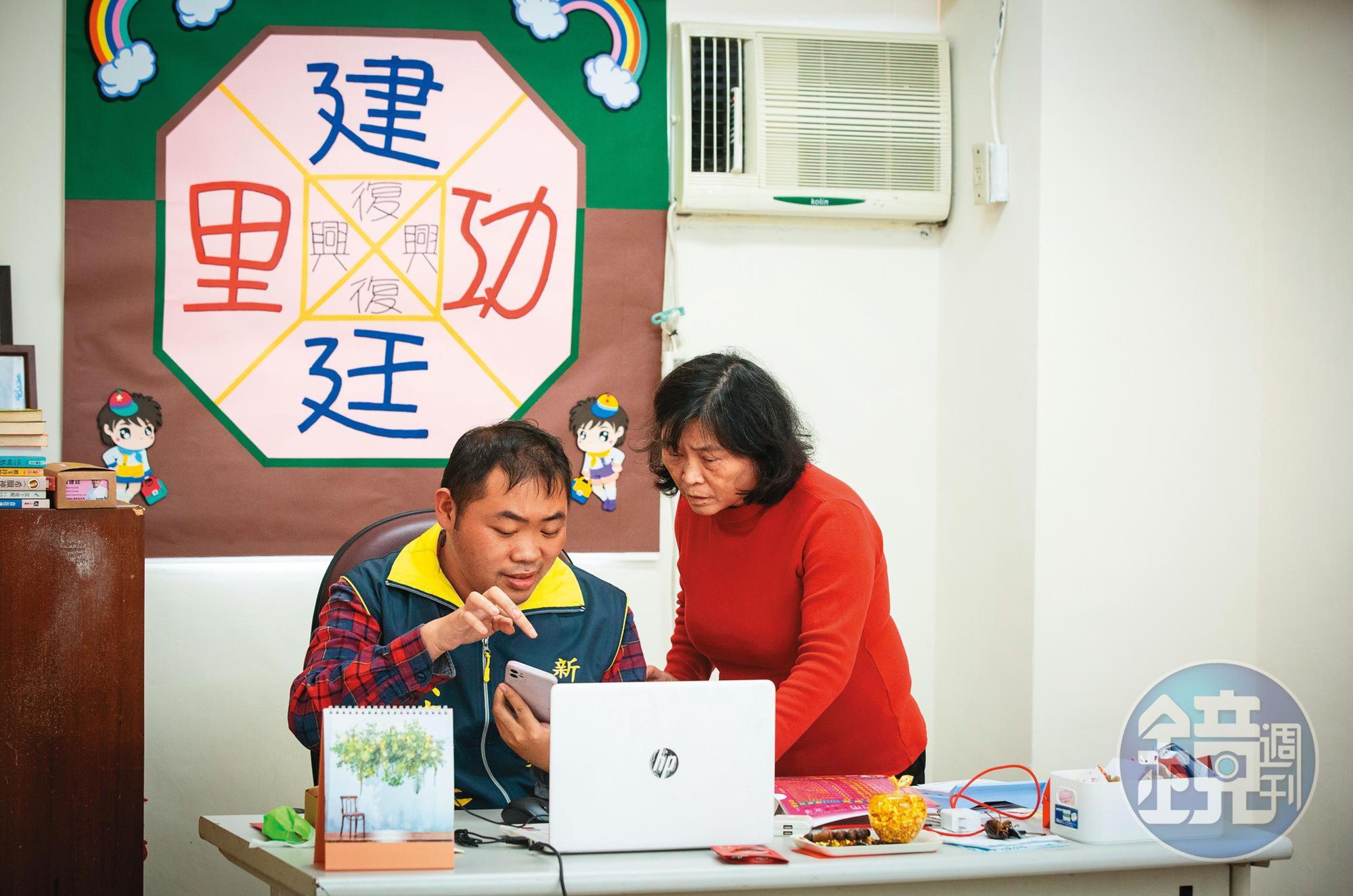 黃建廷（左）參選時，原本家人都反對，最後還是媽媽（右）送他去繳交參選保證金。