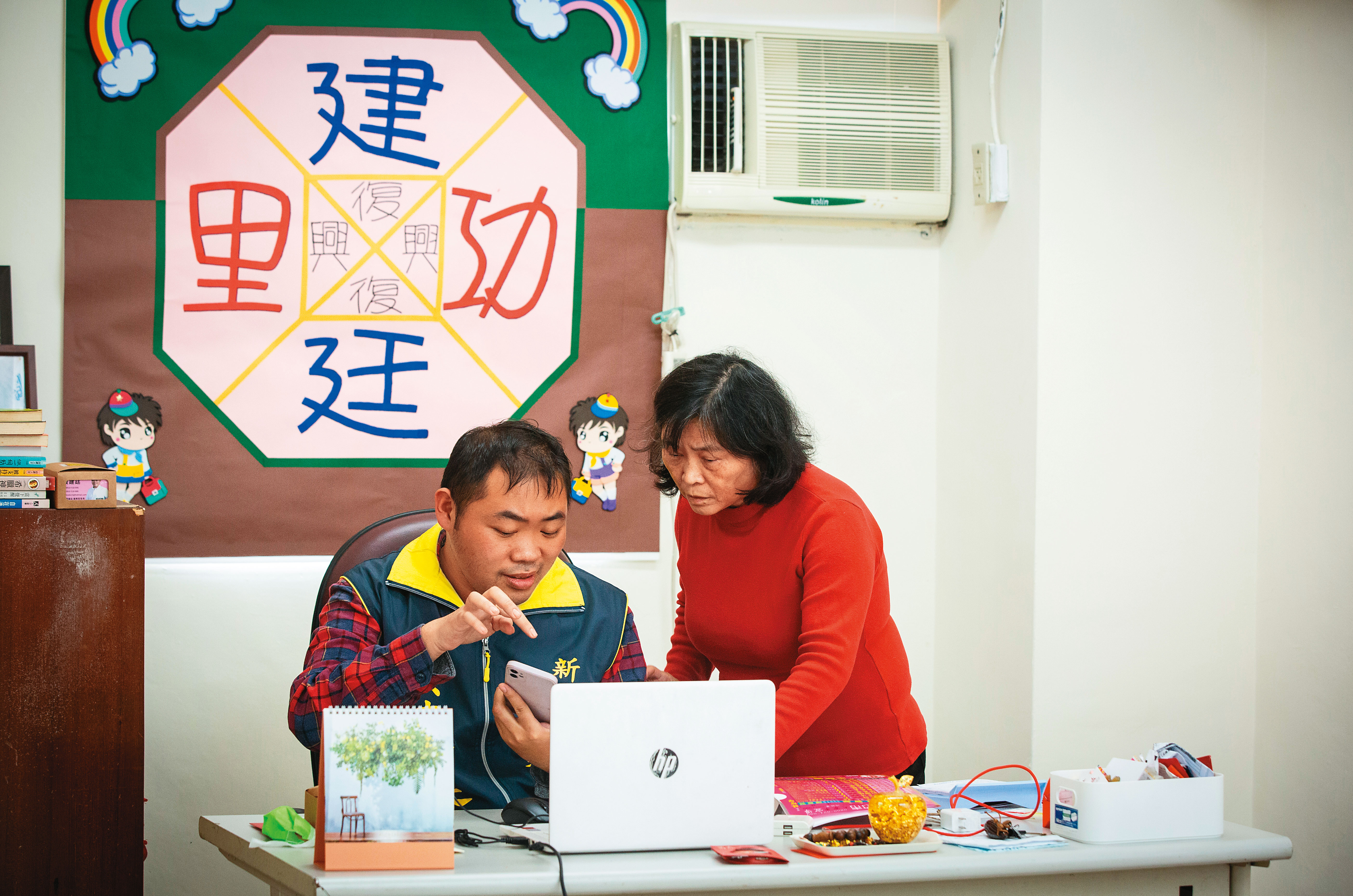 黃建廷（左）參選時，原本家人都反對，最後還是媽媽（右）送他去繳交參選保證金。
