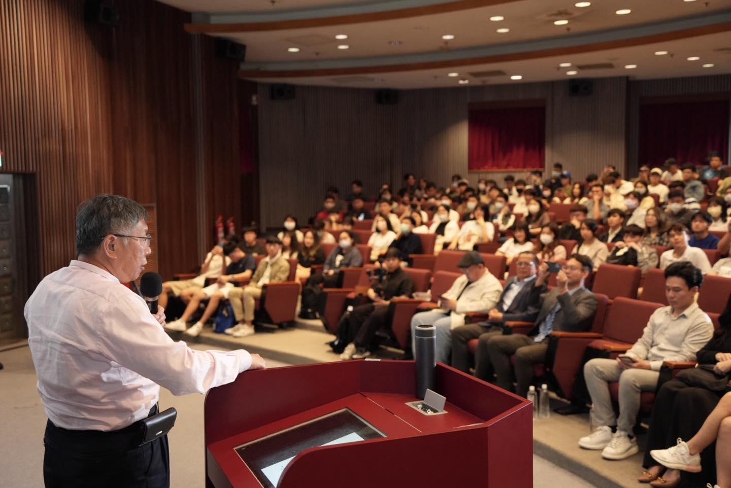 柯文哲談論低薪問題講出「教出來的學生沒那個價值」，遭質疑失言，今天再度解釋。（翻攝自柯文哲臉書）