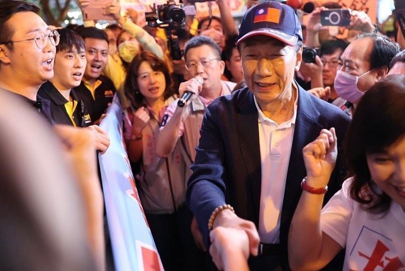 前立委邱毅認為郭台銘(圖)最近怪招頻出,聲量雖然大增,但支持度可能要下跌了。(翻攝自郭台銘臉書)