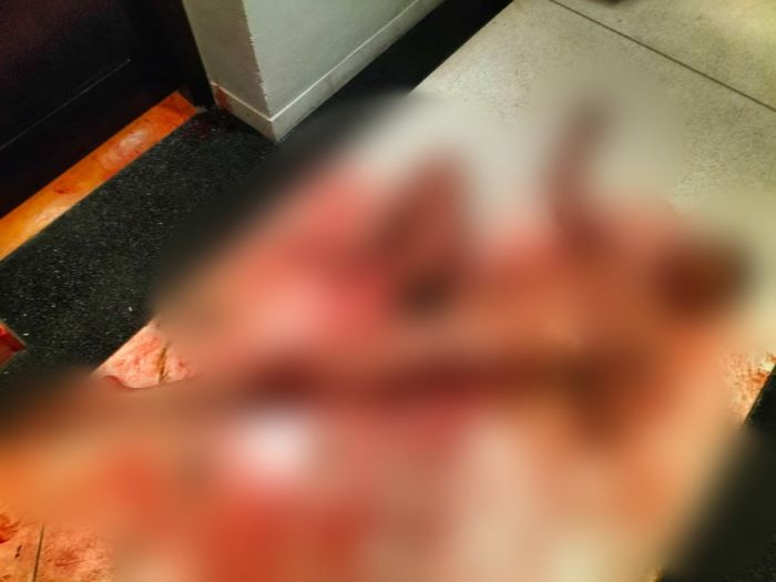 男子全裸浴血，死在走廊上。（翻自《Radar Bali》）